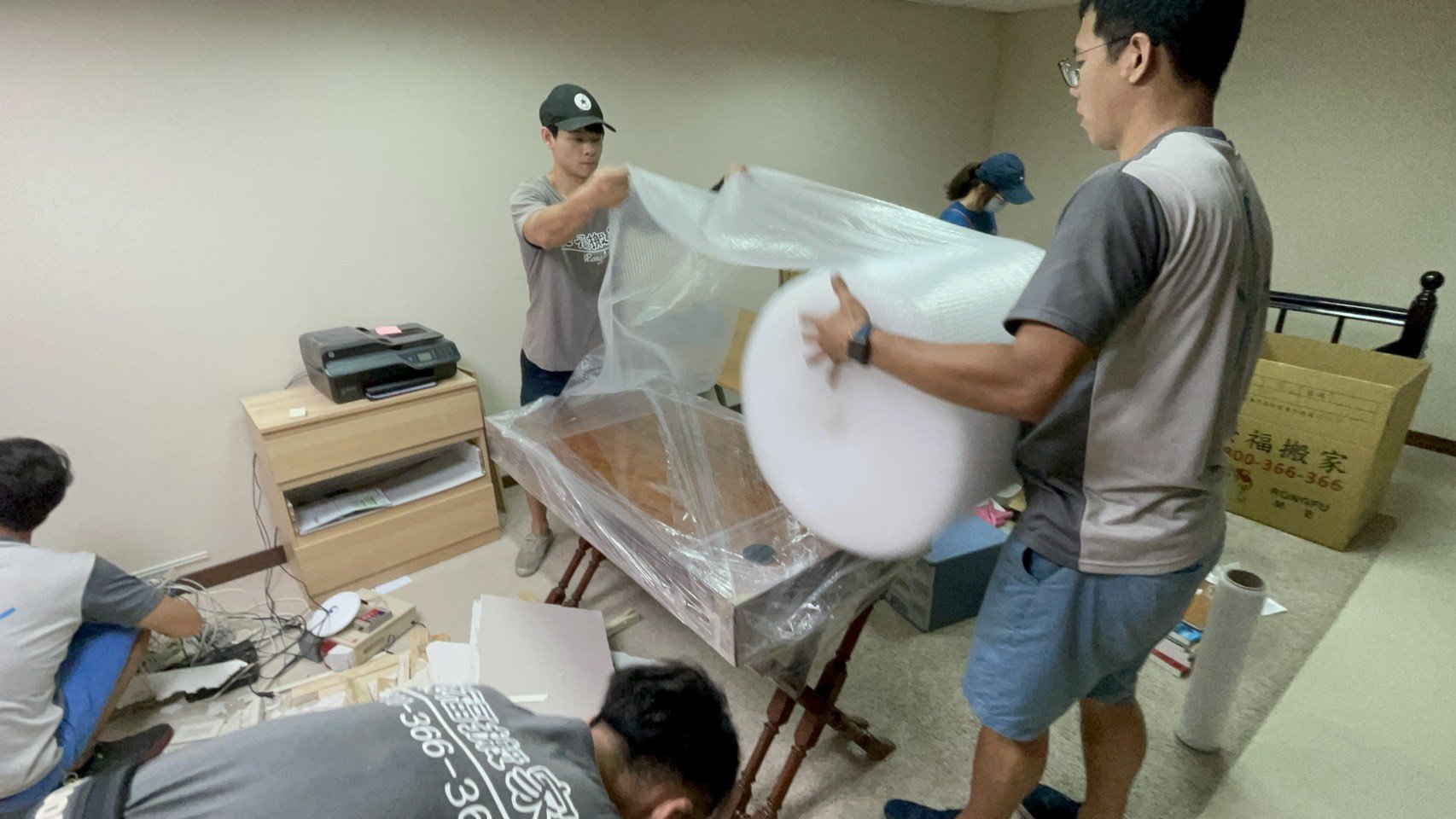專搬重物、搬家公司推薦、新北搬家公司推薦【榮福搬家公司】基隆搬家、南港搬家、桃園搬家公司推薦、家庭搬家、精緻搬家、精緻包裝、打包裝箱、跨縣市搬家、搬工計時、人工搬運、床墊搬運、冰箱搬運、搬家具、搬家首選、吊掛搬運、吊家具搬運、搬家紙箱、氣泡捲、膠膜、黃色透明膠帶、大型家具搬運、搬木製家具、搬大理石桌、台北搬家公司推薦:大台北搬家,精緻包裝搬運「細膩包裝、專業搬運、用心服務、以客為尊」是榮福搬家公司的宗旨與精神。歡迎立即來電02-2651-2727專人服務。 專搬重物、搬家公司推薦、新北搬家公司推薦【榮福搬家公司】基隆搬家、南港搬家、桃園搬家公司推薦、家庭搬家、精緻搬家、精緻包裝、打包裝箱、跨縣市搬家、搬工計時、人工搬運、床墊搬運、冰箱搬運、搬家具、搬家首選、吊掛搬運、吊家具搬運、搬家紙箱、氣泡捲、膠膜、黃色透明膠帶、大型家具搬運、搬木製家具、搬大理石桌、台北搬家公司推薦:大台北搬家,精緻包裝搬運「細膩包裝、專業搬運、用心服務、以客為尊」是榮福搬家公司的宗旨與精神。歡迎立即來電02-2651-2727專人服務。