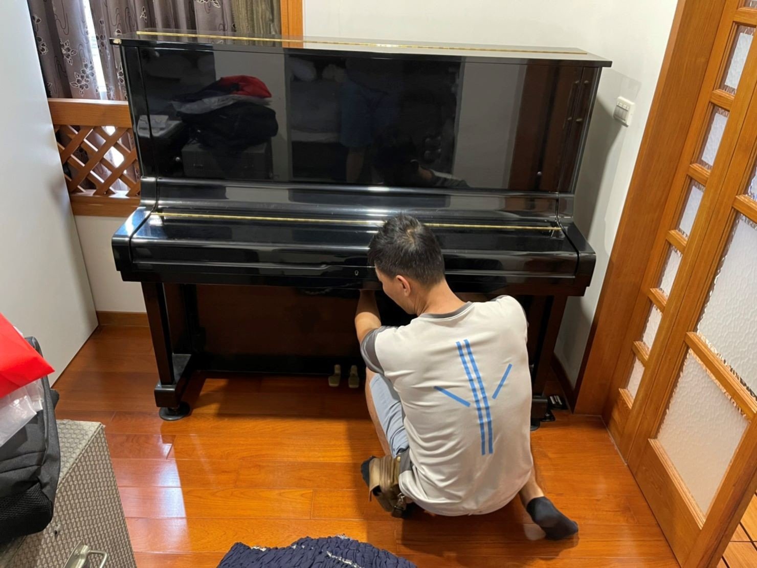 搬家公司推薦【榮福搬家】搬遷好品質值得您的信賴與選擇:鋼琴搬運-搬運前會先以伸縮保護布套將鋼琴妥善包覆,避免碰撞、刮傷。 搬家公司推薦【榮福搬家】搬遷好品質值得您的信賴與選擇:鋼琴搬運-搬運前會先以伸縮保護布套將鋼琴妥善包覆,避免碰撞、刮傷。