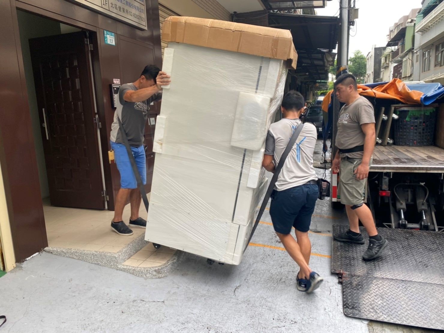 實驗室設備搬遷、搬生醫設備、搬重物【榮福搬家公司】實驗室遷移、搬冷凍櫃、搬-86度立式超低溫冰箱、搬直立式冷凍櫃、大型廚房設備搬運、搬機械設備、精密儀器、醫療器材搬運、搬洗衣機、搬披薩窯、精搬金庫、搬保險櫃、精搬魚缸、精搬鋼琴、跨縣市搬家、搬工計時、人力搬運、搬運、大型健身器材搬運、搬大型運動設備、搬營業用冰箱、搬臥式工作檯冰箱、烤箱搬運、搬營業用製冰機、店面搬遷、廠房遷移、企業搬運服務、搬家首選、吊掛搬運、吊家具搬運、特殊重物搬運、專搬重物、新北搬家推薦、搬家公司、基隆搬家、南港搬家、桃園搬家公司、台北搬家公司推薦:大台北搬家,精緻包裝搬運「細膩包裝、專業搬運、用心服務、以客為尊」是榮福搬家公司的宗旨與精神。歡迎立即來電02-2651-2727專人服務。 實驗室設備搬遷、搬生醫設備、搬重物【榮福搬家公司】實驗室遷移、搬冷凍櫃、搬-86度立式超低溫冰箱、搬直立式冷凍櫃、大型廚房設備搬運、搬機械設備、精密儀器、醫療器材搬運、搬洗衣機、搬披薩窯、精搬金庫、搬保險櫃、精搬魚缸、精搬鋼琴、跨縣市搬家、搬工計時、人力搬運、搬運、大型健身器材搬運、搬大型運動設備、搬營業用冰箱、搬臥式工作檯冰箱、烤箱搬運、搬營業用製冰機、店面搬遷、廠房遷移、企業搬運服務、搬家首選、吊掛搬運、吊家具搬運、特殊重物搬運、專搬重物、新北搬家推薦、搬家公司、基隆搬家、南港搬家、桃園搬家公司、台北搬家公司推薦:大台北搬家,精緻包裝搬運「細膩包裝、專業搬運、用心服務、以客為尊」是榮福搬家公司的宗旨與精神。歡迎立即來電02-2651-2727專人服務。