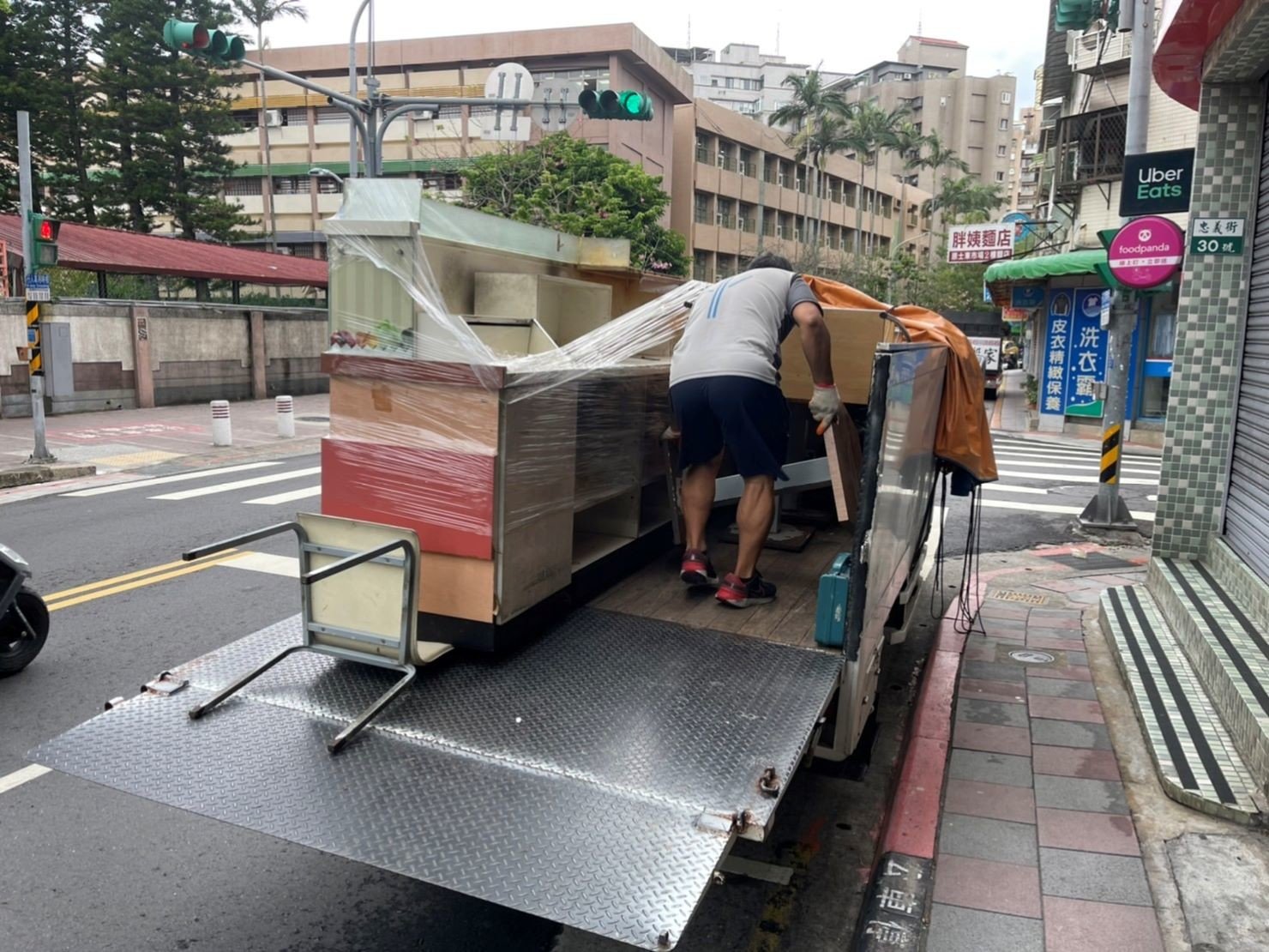 搬家公司推薦、新北搬家推薦【榮福搬家公司】南港搬家、桃園搬家公司推薦、台北搬家公司推薦、搬垃圾處理、廢棄物清運、廢棄物處理、搬運廢棄物、家具垃圾處理、營業用冰箱廢棄、早餐店吧台清運廢棄、臥室冰箱清運廢棄、清運、搬家具、冰箱搬運、基隆搬家、搬家電、床墊搬運、搬衣櫃、搬大型家具、搬公司行號、家庭搬家、搬鋼琴、搬工計時、人工搬運、搬運、搬家紙箱,針對顧客都秉持以用心實在專業搬家技巧,搬家實在用心值得您的信賴與選擇。歡迎來電咨詢02-2651-2727,榮福搬家有專員立即為您服務。 搬家公司推薦、新北搬家推薦【榮福搬家公司】南港搬家、桃園搬家公司推薦、台北搬家公司推薦、搬垃圾處理、廢棄物清運、廢棄物處理、搬運廢棄物、家具垃圾處理、營業用冰箱廢棄、早餐店吧台清運廢棄、臥室冰箱清運廢棄、清運、搬家具、冰箱搬運、基隆搬家、搬家電、床墊搬運、搬衣櫃、搬大型家具、搬公司行號、家庭搬家、搬鋼琴、搬工計時、人工搬運、搬運、搬家紙箱,針對顧客都秉持以用心實在專業搬家技巧,搬家實在用心值得您的信賴與選擇。歡迎來電咨詢02-2651-2727,榮福搬家有專員立即為您服務。