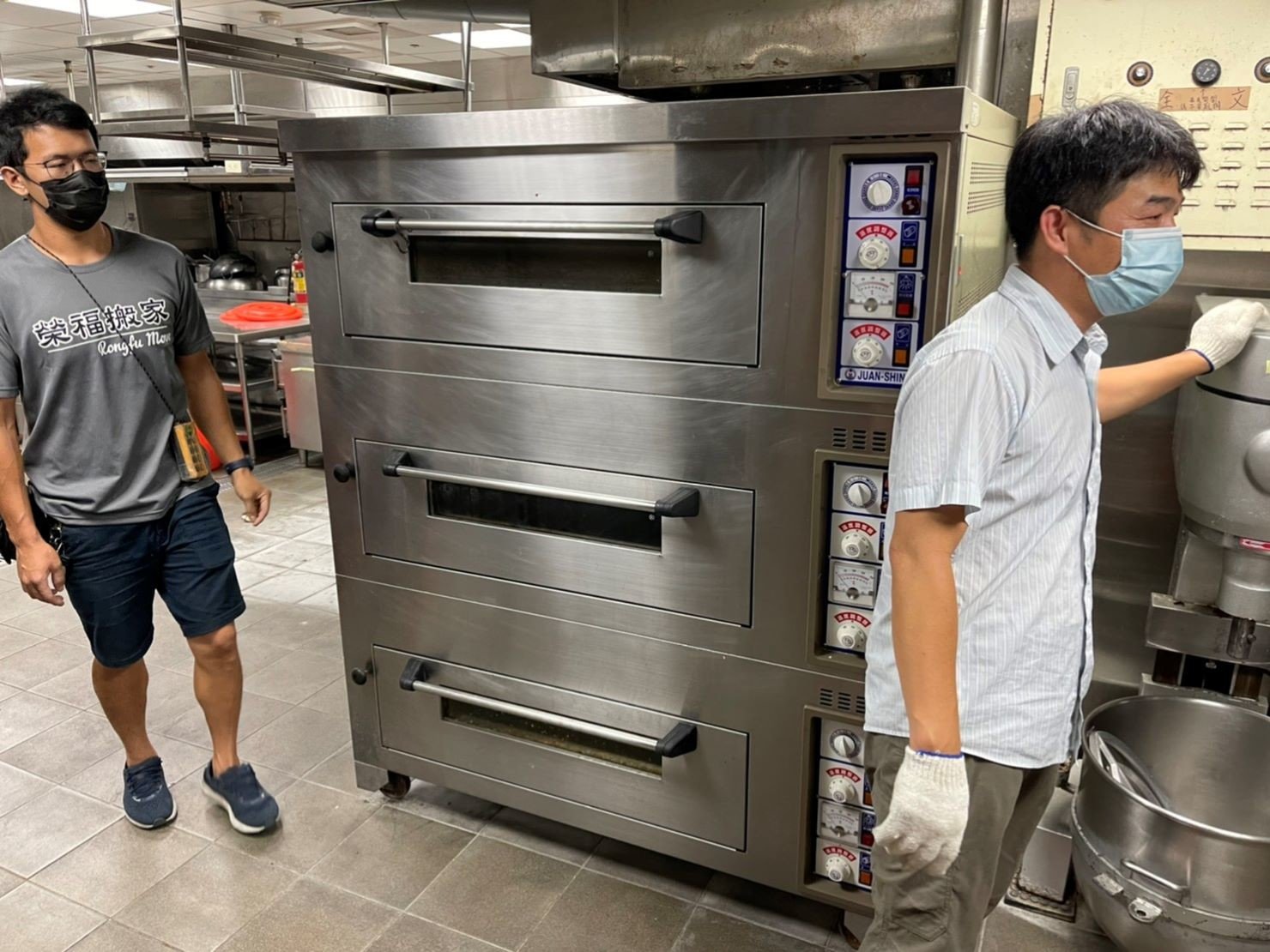 店面搬遷、搬家公司推薦、台北搬家推薦【榮福搬家公司】搬生財器具、搬冷凍櫃、搬冷藏冰箱、大型爐台搬運、搬窯烤爐、搬營業用蒸烤箱、南港搬家、桃園搬家公司推薦、新北搬家公司推薦、百貨公司進撤櫃、專櫃進撤櫃、企業搬運服務、搬公司行號、廠房遷移、搬精密儀器、公司行號搬遷、政府機關搬遷、百貨專櫃遷移、學校單位搬遷、大型設備搬遷、搬大型廚房設備、中央廚房搬遷、搬營業用冰箱、搬營業用製冰機、三層營業用烤箱搬運、搬工作檯冰箱、搬工計時、搬工服務、人力搬運,針對顧客都秉持以用心實在專業搬家技巧,搬家實在用心值得您的信賴與選擇。歡迎來電咨詢02-2651-2727,榮福搬家有專員立即為您服務。 店面搬遷、搬家公司推薦、台北搬家推薦【榮福搬家公司】搬生財器具、搬冷凍櫃、搬冷藏冰箱、大型爐台搬運、搬窯烤爐、搬營業用蒸烤箱、南港搬家、桃園搬家公司推薦、新北搬家公司推薦、百貨公司進撤櫃、專櫃進撤櫃、企業搬運服務、搬公司行號、廠房遷移、搬精密儀器、公司行號搬遷、政府機關搬遷、百貨專櫃遷移、學校單位搬遷、大型設備搬遷、搬大型廚房設備、中央廚房搬遷、搬營業用冰箱、搬營業用製冰機、三層營業用烤箱搬運、搬工作檯冰箱、搬工計時、搬工服務、人力搬運,針對顧客都秉持以用心實在專業搬家技巧,搬家實在用心值得您的信賴與選擇。歡迎來電咨詢02-2651-2727,榮福搬家有專員立即為您服務。