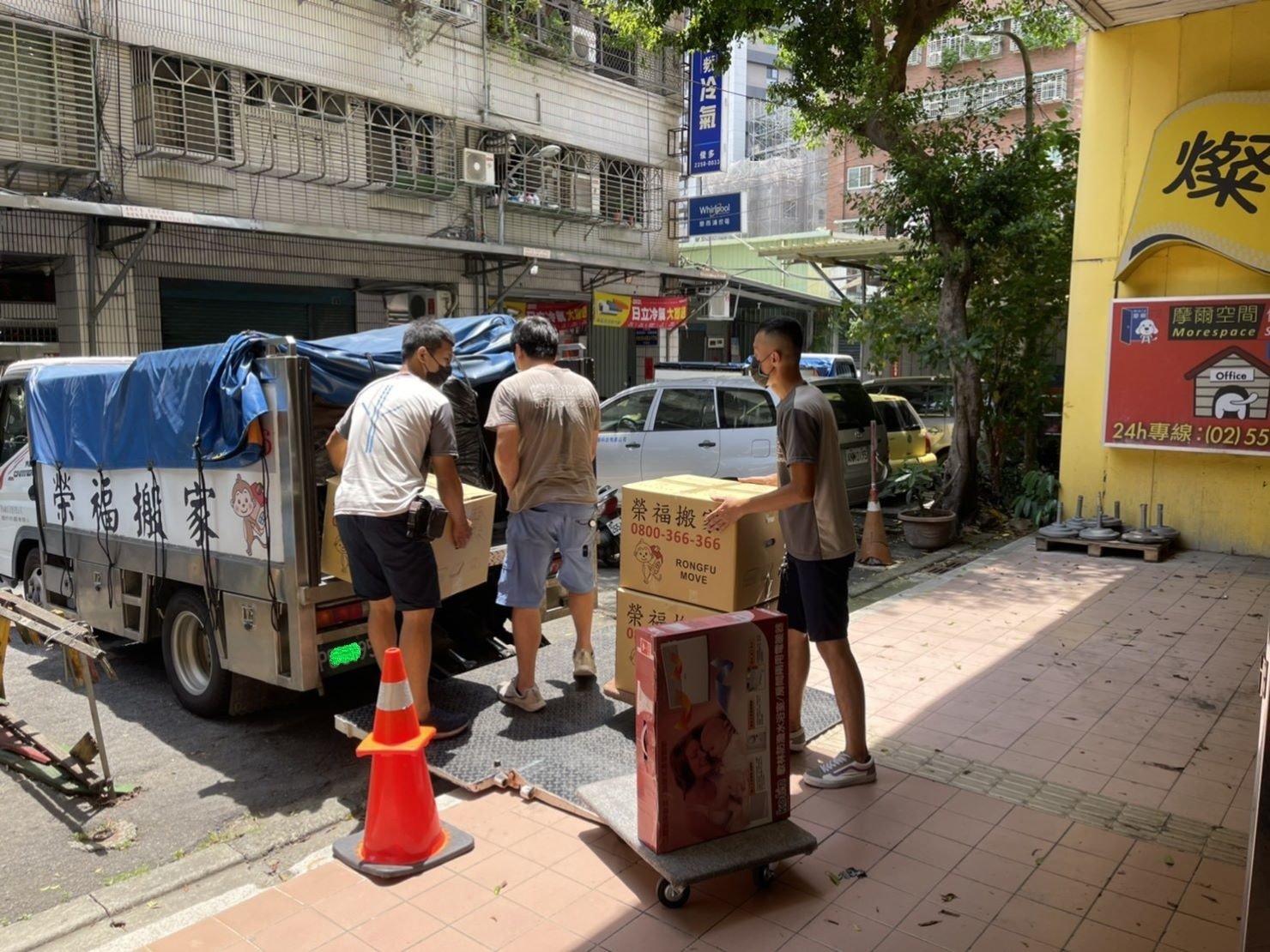 搬家公司推薦、新北搬家推薦【榮福搬家公司】南港搬家、桃園搬家公司推薦、台北搬家公司推薦、搬家具、冰箱搬運、基隆搬家、搬家電、床墊搬運、倉儲搬運、沙發搬運、搬茶几、床組拆裝、衣櫃拆裝、衣櫃搬運、洗衣機搬運、搬運餐桌、搬按摩椅、單件家具運送、跨縣市搬家、吊車搬家、吊車搬運、吊掛家具搬運、無痛搬家、大型家具搬運、家庭搬家、搬鋼琴、搬工計時、搬工服務、人力搬運、搬運、搬家紙箱,針對顧客都秉持以用心實在專業搬家技巧,搬家實在用心值得您的信賴與選擇。歡迎來電咨詢02-2651-2727,榮福搬家有專員立即為您服務。 搬家公司推薦、新北搬家推薦【榮福搬家公司】南港搬家、桃園搬家公司推薦、台北搬家公司推薦、搬家具、冰箱搬運、基隆搬家、搬家電、床墊搬運、倉儲搬運、沙發搬運、搬茶几、床組拆裝、衣櫃拆裝、衣櫃搬運、洗衣機搬運、搬運餐桌、搬按摩椅、單件家具運送、跨縣市搬家、吊車搬家、吊車搬運、吊掛家具搬運、無痛搬家、大型家具搬運、家庭搬家、搬鋼琴、搬工計時、搬工服務、人力搬運、搬運、搬家紙箱,針對顧客都秉持以用心實在專業搬家技巧,搬家實在用心值得您的信賴與選擇。歡迎來電咨詢02-2651-2727,榮福搬家有專員立即為您服務。