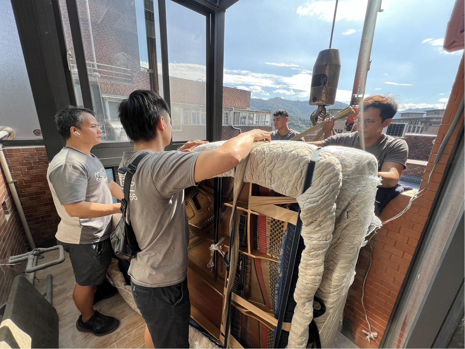 特殊搬運、搬重物【榮福搬家公司】吊掛平台鋼琴、吊掛演奏鋼琴、吊掛三角鋼琴、高樓層安全吊掛搬運鋼琴、專業搬演奏鋼琴、專業搬三角鋼琴、直立式鋼琴搬運、三角鋼琴以樓梯搬運、演奏鋼琴以樓梯搬運、演奏平台式鋼琴以樓梯辦運、音樂廳平台式鋼琴搬運、演奏會平台式鋼琴搬運、飯店平台式鋼琴搬運、跨縣市搬鋼琴、鋼琴室內移動、搬鋼琴首選、鋼琴吊掛搬運、專搬重物、搬重物技巧、新北鋼琴搬運公司推薦、大台北鋼琴搬運公司、桃園鋼琴搬運公司、新竹鋼琴搬運公司、台北搬家公司推薦:大台北搬家,精緻包裝搬運「細膩包裝、專業搬運、用心服務、以客為尊」是榮福搬家公司的宗旨與精神。歡迎立即來電02-2651-2727專人服務。 特殊搬運、搬重物【榮福搬家公司】吊掛平台鋼琴、吊掛演奏鋼琴、吊掛三角鋼琴、高樓層安全吊掛搬運鋼琴、專業搬演奏鋼琴、專業搬三角鋼琴、直立式鋼琴搬運、三角鋼琴以樓梯搬運、演奏鋼琴以樓梯搬運、演奏平台式鋼琴以樓梯辦運、音樂廳平台式鋼琴搬運、演奏會平台式鋼琴搬運、飯店平台式鋼琴搬運、跨縣市搬鋼琴、鋼琴室內移動、搬鋼琴首選、鋼琴吊掛搬運、專搬重物、搬重物技巧、新北鋼琴搬運公司推薦、大台北鋼琴搬運公司、桃園鋼琴搬運公司、新竹鋼琴搬運公司、台北搬家公司推薦:大台北搬家,精緻包裝搬運「細膩包裝、專業搬運、用心服務、以客為尊」是榮福搬家公司的宗旨與精神。歡迎立即來電02-2651-2727專人服務。
