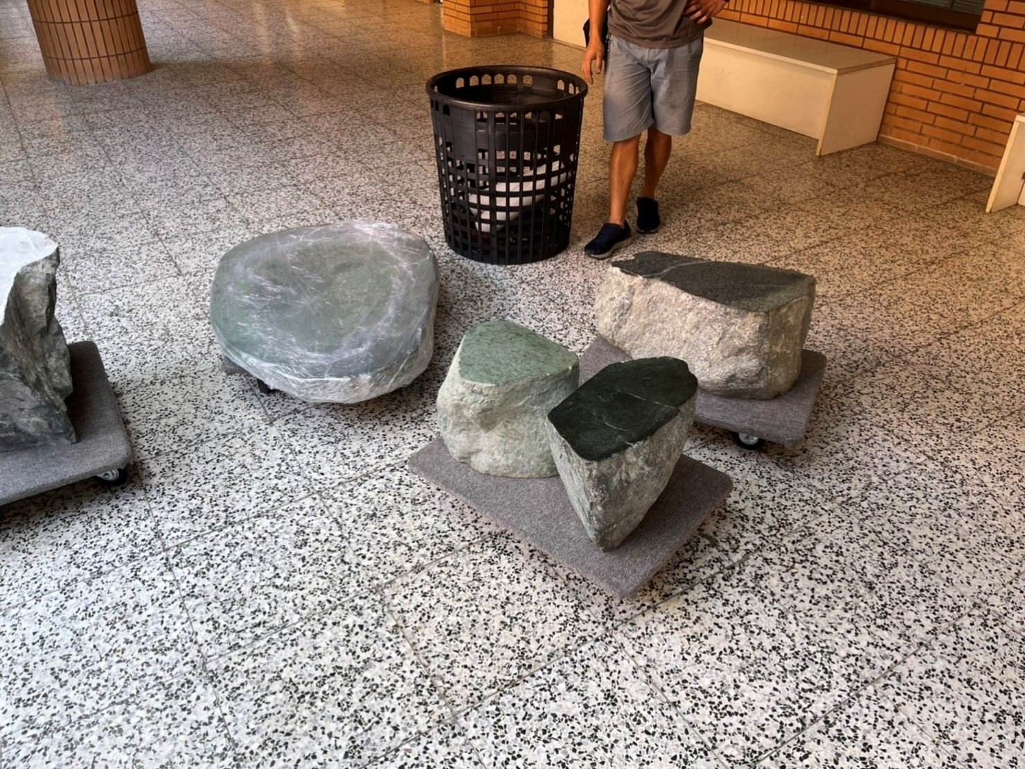 搬庭園造景設計景觀石桌椅【榮福搬家公司】石墩搬運、搬石桌椅、搬石頭桌椅、搬重物藝術品、搬家首選、吊掛搬運、吊家具搬運、特殊重物搬運、專搬重物、新北搬家推薦、搬家公司、基隆搬家、南港搬家、桃園搬家、板橋搬家、桃園搬家公司、台北搬家公司推薦、大台北搬家,各項搬家、搬運「細膩包裝、專業搬家及搬運、用心服務、以客為尊」是榮福搬家公司的宗旨與精神。歡迎立即來電02-2651-2727專人服務。 搬庭園造景設計景觀石桌椅【榮福搬家公司】石墩搬運、搬石桌椅、搬石頭桌椅、搬重物藝術品、搬家首選、吊掛搬運、吊家具搬運、特殊重物搬運、專搬重物、新北搬家推薦、搬家公司、基隆搬家、南港搬家、桃園搬家、板橋搬家、桃園搬家公司、台北搬家公司推薦、大台北搬家,各項搬家、搬運「細膩包裝、專業搬家及搬運、用心服務、以客為尊」是榮福搬家公司的宗旨與精神。歡迎立即來電02-2651-2727專人服務。