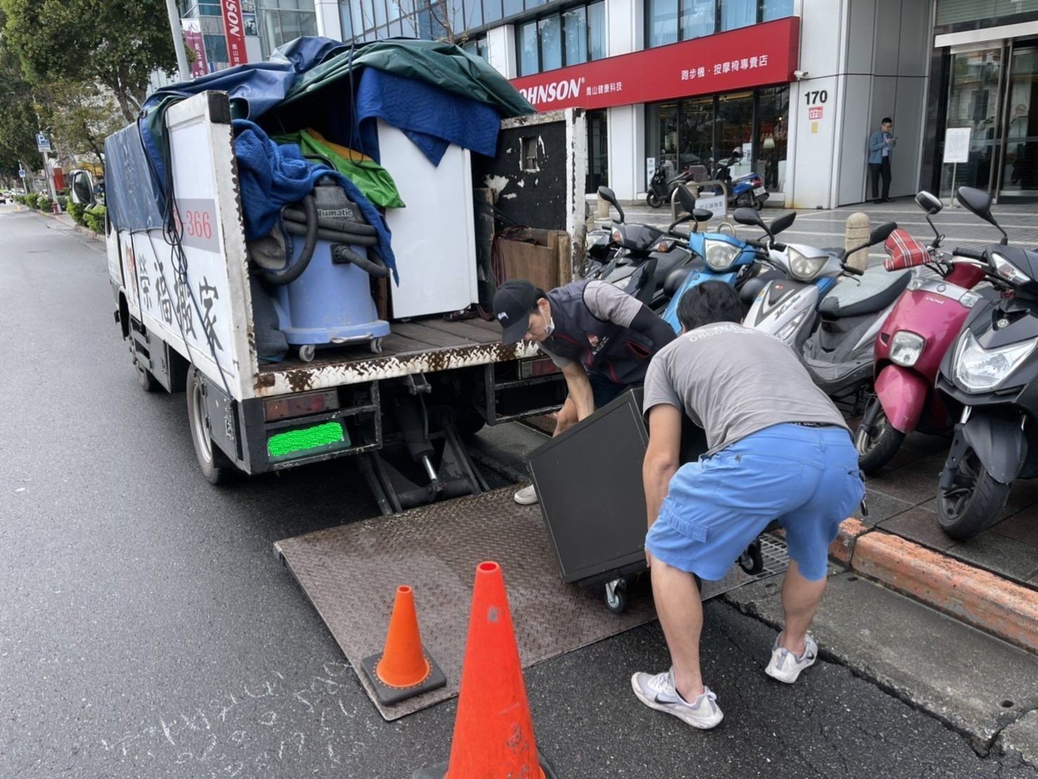 搬金庫【榮福搬家公司】重物搬運、搬披薩窯、精搬金庫、搬保險櫃、精搬魚缸、跨縣搬家、搬工派遣、搬運、搬家公司推薦、搬洗衣機、搬床墊、搬冰箱、搬家具、搬家首選、吊掛搬運、吊家具搬運、台北搬家公司推薦:大台北搬家,精緻包裝搬運「細膩包裝、專業搬運、用心服務、以客為尊」是榮福搬家公司的宗旨與精神。歡迎立即來電02-2651-2727專人服務。 搬金庫【榮福搬家公司】重物搬運、搬披薩窯、精搬金庫、搬保險櫃、精搬魚缸、跨縣搬家、搬工派遣、搬運、搬家公司推薦、搬洗衣機、搬床墊、搬冰箱、搬家具、搬家首選、吊掛搬運、吊家具搬運、台北搬家公司推薦:大台北搬家,精緻包裝搬運「細膩包裝、專業搬運、用心服務、以客為尊」是榮福搬家公司的宗旨與精神。歡迎立即來電02-2651-2727專人服務。