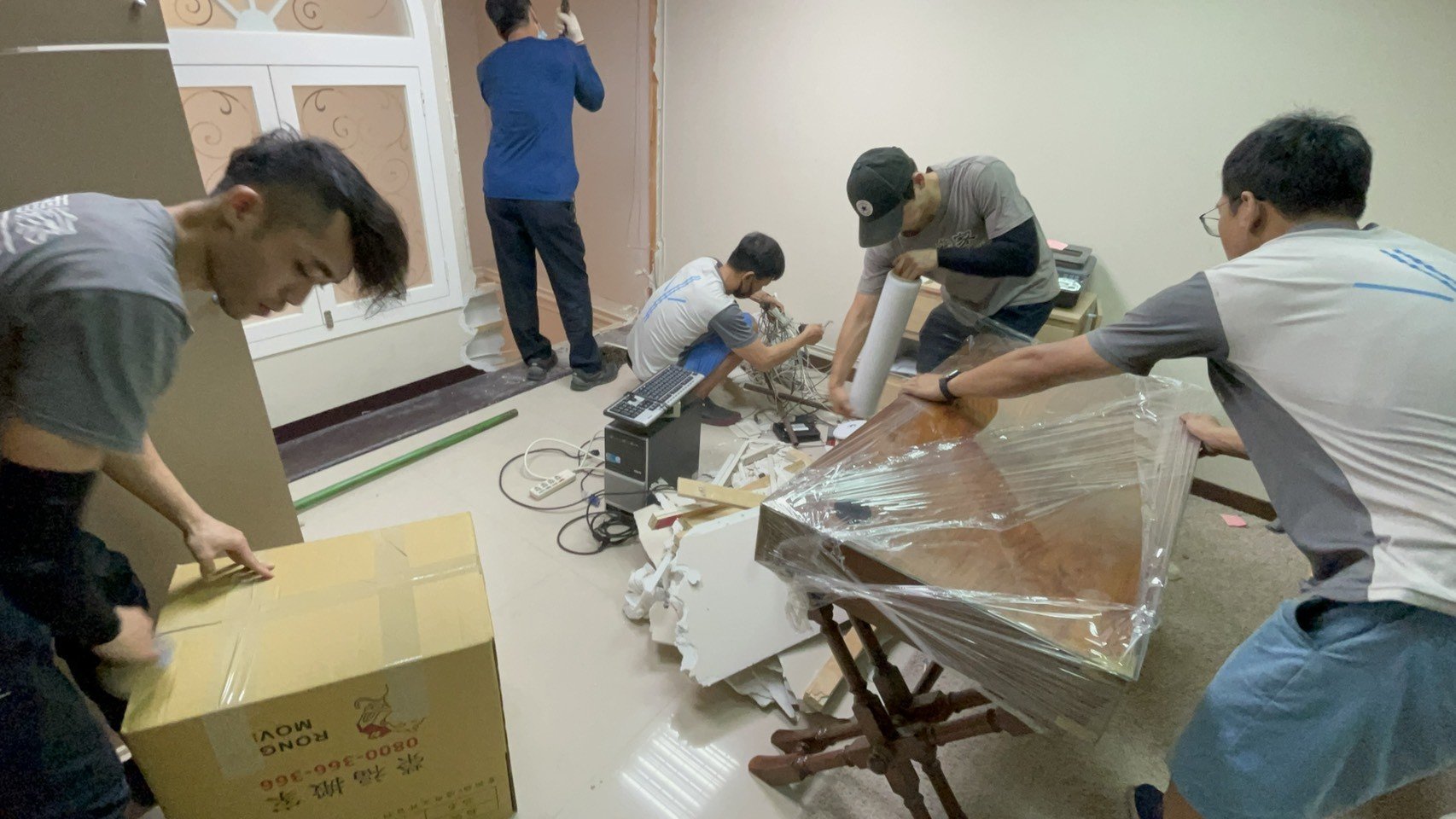 專搬重物、搬家公司推薦、新北搬家公司推薦【榮福搬家公司】基隆搬家、南港搬家、桃園搬家公司推薦、家庭搬家、精緻搬家、精緻包裝、打包裝箱、跨縣市搬家、搬工計時、人工搬運、床墊搬運、冰箱搬運、搬家具、搬家首選、吊掛搬運、吊家具搬運、搬家紙箱、氣泡捲、膠膜、黃色透明膠帶、大型家具搬運、搬木製家具、搬大理石桌、台北搬家公司推薦:大台北搬家,精緻包裝搬運「細膩包裝、專業搬運、用心服務、以客為尊」是榮福搬家公司的宗旨與精神。歡迎立即來電02-2651-2727專人服務。 專搬重物、搬家公司推薦、新北搬家公司推薦【榮福搬家公司】基隆搬家、南港搬家、桃園搬家公司推薦、家庭搬家、精緻搬家、精緻包裝、打包裝箱、跨縣市搬家、搬工計時、人工搬運、床墊搬運、冰箱搬運、搬家具、搬家首選、吊掛搬運、吊家具搬運、搬家紙箱、氣泡捲、膠膜、黃色透明膠帶、大型家具搬運、搬木製家具、搬大理石桌、台北搬家公司推薦:大台北搬家,精緻包裝搬運「細膩包裝、專業搬運、用心服務、以客為尊」是榮福搬家公司的宗旨與精神。歡迎立即來電02-2651-2727專人服務。