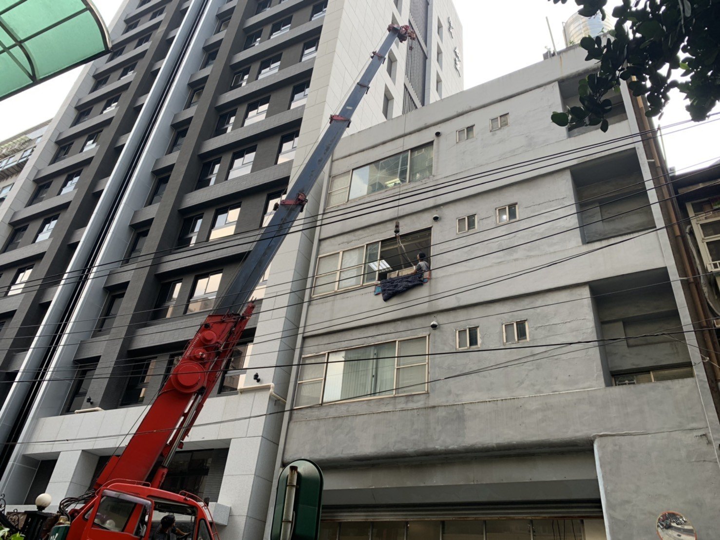 【榮福搬家公司】搬家首選、台北搬家公司推薦:重物搬運服務重達600公斤以上的金庫搬運、保險櫃吊掛搬運,包裝搬運「細膩包裝、專業搬運、用心服務、以客為尊」是榮福搬家公司的宗旨與精神。歡迎立即來電02-2651-2727專人服務。 【榮福搬家公司】搬家首選、台北搬家公司推薦:重物搬運服務重達600公斤以上的金庫搬運、保險櫃吊掛搬運,包裝搬運「細膩包裝、專業搬運、用心服務、以客為尊」是榮福搬家公司的宗旨與精神。歡迎立即來電02-2651-2727專人服務。