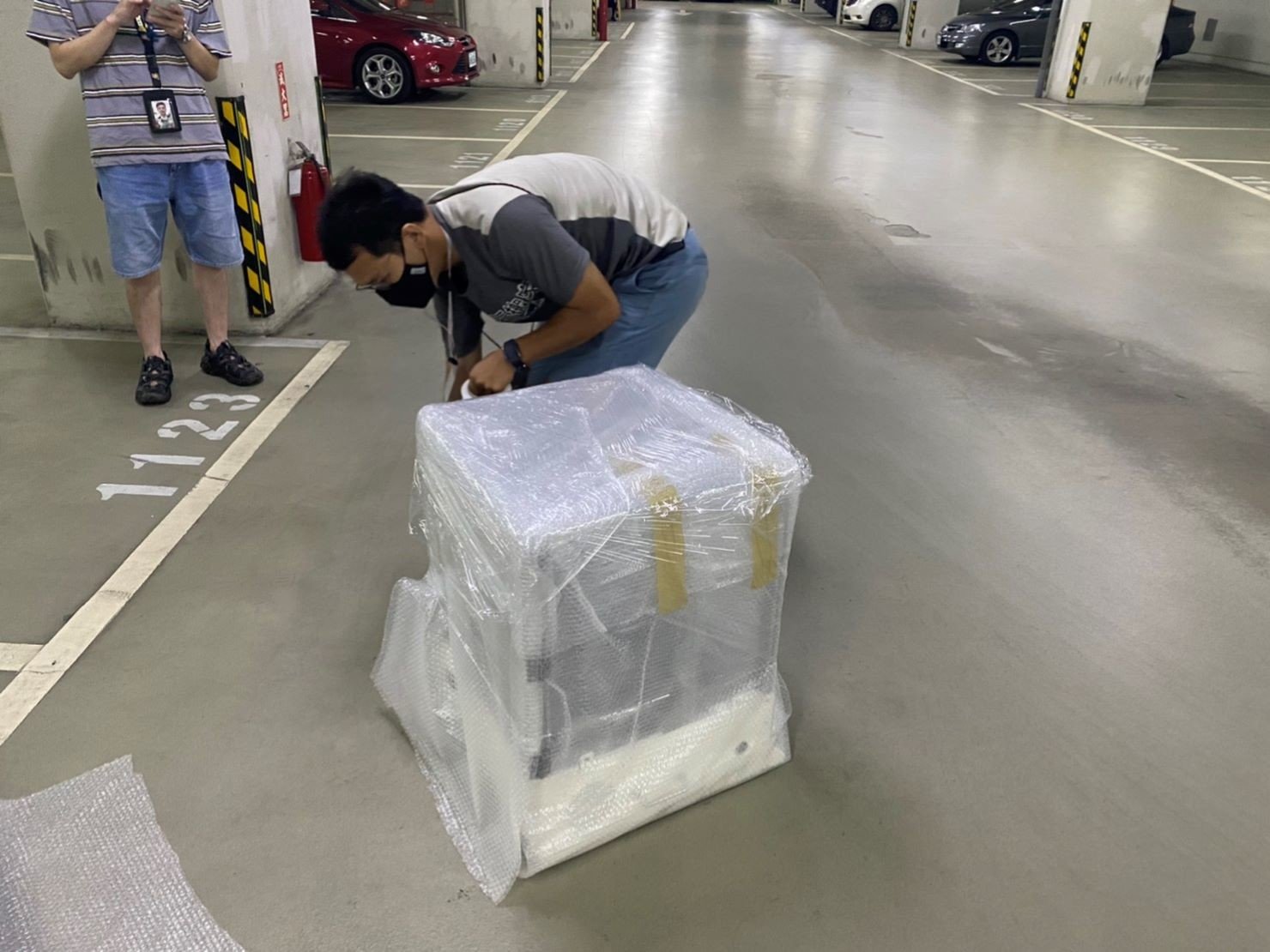 專人打包、搬家公司推薦、新北搬家公司推薦【榮福搬家公司】基隆搬家、南港搬家、桃園搬家公司推薦、家庭搬家、精密儀器搬運、精密儀器包裝、精緻搬家、精緻包裝、裝箱打包、跨縣市搬家、搬工計時、人工搬運、床墊搬運、冰箱搬運、搬家具、單件搬運、單一物件搬運、藝術品包裝、藝術品搬運、搬家首選、吊掛搬運、吊家具搬運、搬家紙箱、氣泡捲、膠膜、黃色透明膠帶、大型家具搬運、紅酒瓶精緻包裝、紅酒櫃包裝、台北搬家公司推薦:大台北搬家,精緻包裝搬運「細膩包裝、專業搬運、用心服務、以客為尊」是榮福搬家公司的宗旨與精神。歡迎立即來電02-2651-2727專人服務。 專人打包、搬家公司推薦、新北搬家公司推薦【榮福搬家公司】基隆搬家、南港搬家、桃園搬家公司推薦、家庭搬家、精密儀器搬運、精密儀器包裝、精緻搬家、精緻包裝、裝箱打包、跨縣市搬家、搬工計時、人工搬運、床墊搬運、冰箱搬運、搬家具、單件搬運、單一物件搬運、藝術品包裝、藝術品搬運、搬家首選、吊掛搬運、吊家具搬運、搬家紙箱、氣泡捲、膠膜、黃色透明膠帶、大型家具搬運、紅酒瓶精緻包裝、紅酒櫃包裝、台北搬家公司推薦:大台北搬家,精緻包裝搬運「細膩包裝、專業搬運、用心服務、以客為尊」是榮福搬家公司的宗旨與精神。歡迎立即來電02-2651-2727專人服務。