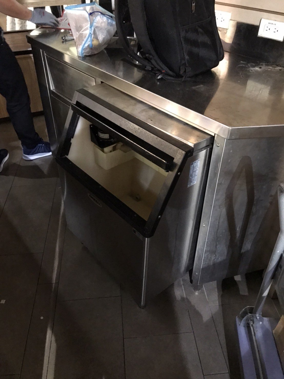 【榮福搬家】百貨烘焙店面搬遷、地下街烘焙店面搬遷、百貨甜點店面搬遷、地下街烘焙店面搬遷、麵包店搬遷、麵包陳列架搬遷、麵包展示架搬遷、店面搬遷、餐飲設備暫放、訂製餐桌椅精緻包裝、營業用攪拌機搬運、營業用冰箱精緻包裝、營業用烤箱搬遷、麵包切割機、營業用冰箱搬遷、工作檯包裝,工作桌,台北搬家公司推薦:大台北搬家,精緻包裝搬運「細膩包裝、專業搬運、用心服務、以客為尊」是榮福搬家公司的宗旨與精神。歡迎立即來電02-2651-2727專人服務。 【榮福搬家】百貨烘焙店面搬遷、地下街烘焙店面搬遷、百貨甜點店面搬遷、地下街烘焙店面搬遷、麵包店搬遷、麵包陳列架搬遷、麵包展示架搬遷、店面搬遷、餐飲設備暫放、訂製餐桌椅精緻包裝、營業用攪拌機搬運、營業用冰箱精緻包裝、營業用烤箱搬遷、麵包切割機、營業用冰箱搬遷、工作檯包裝,工作桌,台北搬家公司推薦:大台北搬家,精緻包裝搬運「細膩包裝、專業搬運、用心服務、以客為尊」是榮福搬家公司的宗旨與精神。歡迎立即來電02-2651-2727專人服務。