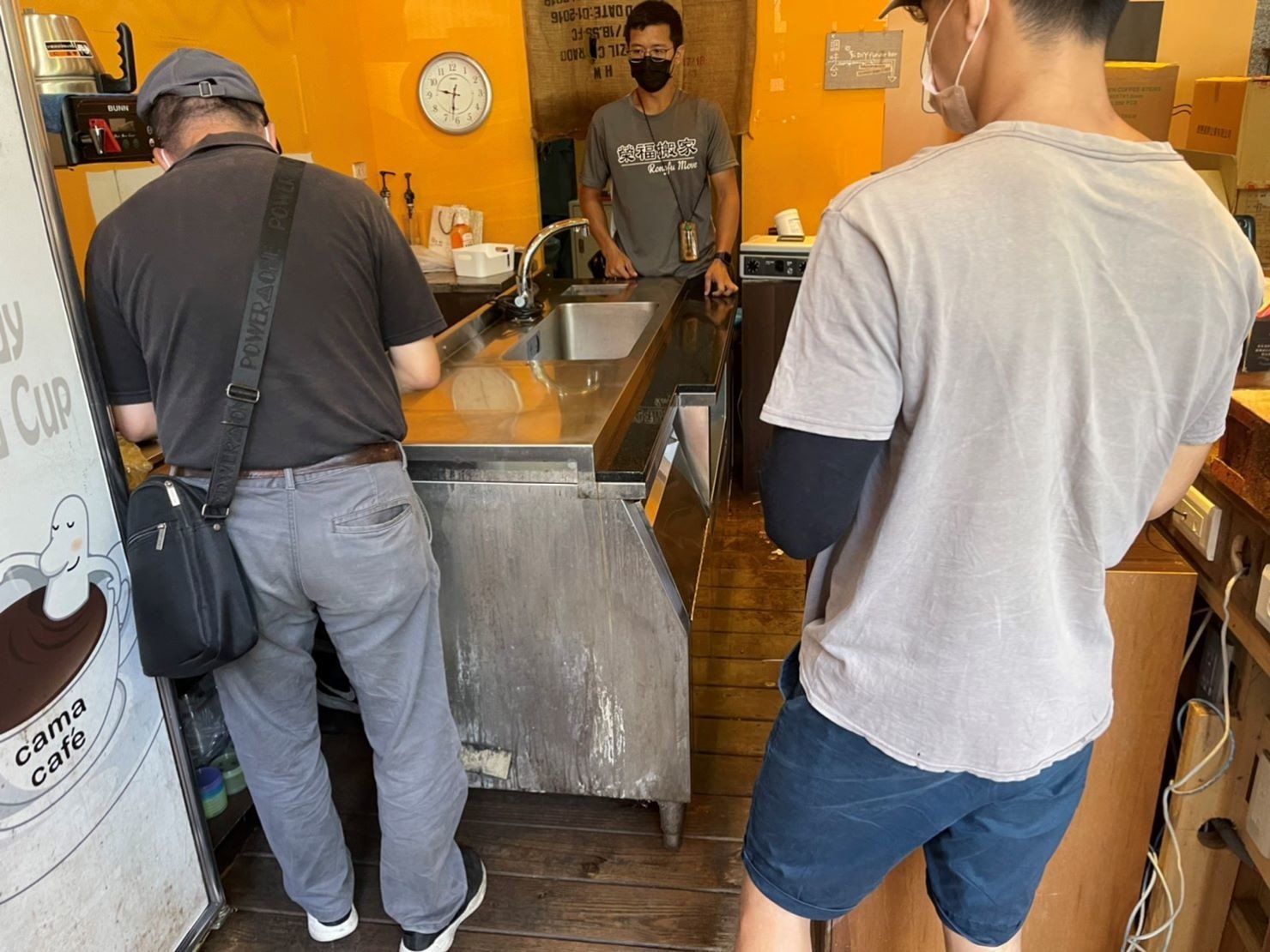 只需搬一件家具?搬運單一生財器具、營業用冰箱、【榮福搬家】餐飲集團撤櫃、百貨撤櫃、百貨餐飲撤櫃、撤櫃暫放倉儲、餐飲設備暫放倉儲、三門工作台冰箱、桌上型烘豆機、餐飲工作檯、營業用冰箱精緻包裝、營業用冰箱暫放倉儲、中島展示櫃精緻包裝、工作檯包裝,工作桌、長桌吧檯,台北搬家公司推薦:大台北搬家,精緻包裝搬運「細膩包裝、專業搬運、用心服務、以客為尊」是榮福搬家公司的宗旨與精神。歡迎立即來電02-2651-2727專人服務。 只需搬一件家具?搬運單一生財器具、營業用冰箱、【榮福搬家】餐飲集團撤櫃、百貨撤櫃、百貨餐飲撤櫃、撤櫃暫放倉儲、餐飲設備暫放倉儲、三門工作台冰箱、桌上型烘豆機、餐飲工作檯、營業用冰箱精緻包裝、營業用冰箱暫放倉儲、中島展示櫃精緻包裝、工作檯包裝,工作桌、長桌吧檯,台北搬家公司推薦:大台北搬家,精緻包裝搬運「細膩包裝、專業搬運、用心服務、以客為尊」是榮福搬家公司的宗旨與精神。歡迎立即來電02-2651-2727專人服務。