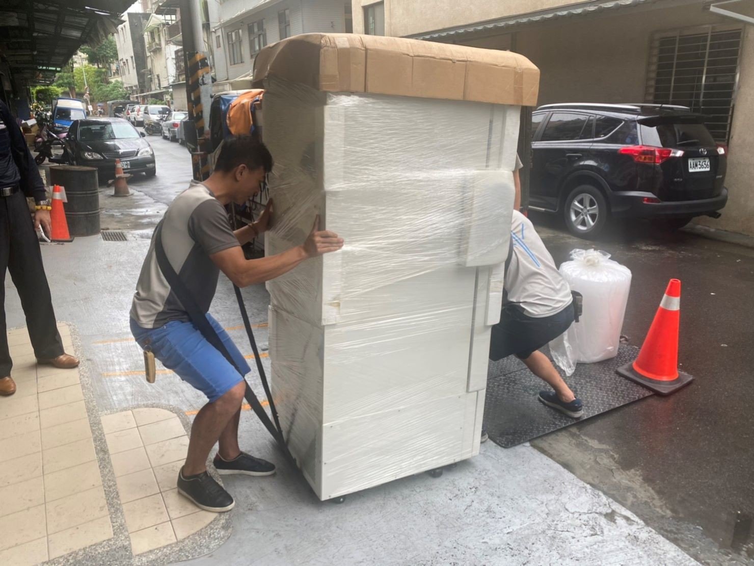 實驗室設備搬遷、搬生醫設備、搬重物【榮福搬家公司】實驗室遷移、搬冷凍櫃、搬-86度立式超低溫冰箱、搬直立式冷凍櫃、大型廚房設備搬運、搬機械設備、精密儀器、醫療器材搬運、搬洗衣機、搬披薩窯、精搬金庫、搬保險櫃、精搬魚缸、精搬鋼琴、跨縣市搬家、搬工計時、人力搬運、搬運、大型健身器材搬運、搬大型運動設備、搬營業用冰箱、搬臥式工作檯冰箱、烤箱搬運、搬營業用製冰機、店面搬遷、廠房遷移、企業搬運服務、搬家首選、吊掛搬運、吊家具搬運、特殊重物搬運、專搬重物、新北搬家推薦、搬家公司、基隆搬家、南港搬家、桃園搬家公司、台北搬家公司推薦:大台北搬家,精緻包裝搬運「細膩包裝、專業搬運、用心服務、以客為尊」是榮福搬家公司的宗旨與精神。歡迎立即來電02-2651-2727專人服務。 實驗室設備搬遷、搬生醫設備、搬重物【榮福搬家公司】實驗室遷移、搬冷凍櫃、搬-86度立式超低溫冰箱、搬直立式冷凍櫃、大型廚房設備搬運、搬機械設備、精密儀器、醫療器材搬運、搬洗衣機、搬披薩窯、精搬金庫、搬保險櫃、精搬魚缸、精搬鋼琴、跨縣市搬家、搬工計時、人力搬運、搬運、大型健身器材搬運、搬大型運動設備、搬營業用冰箱、搬臥式工作檯冰箱、烤箱搬運、搬營業用製冰機、店面搬遷、廠房遷移、企業搬運服務、搬家首選、吊掛搬運、吊家具搬運、特殊重物搬運、專搬重物、新北搬家推薦、搬家公司、基隆搬家、南港搬家、桃園搬家公司、台北搬家公司推薦:大台北搬家,精緻包裝搬運「細膩包裝、專業搬運、用心服務、以客為尊」是榮福搬家公司的宗旨與精神。歡迎立即來電02-2651-2727專人服務。