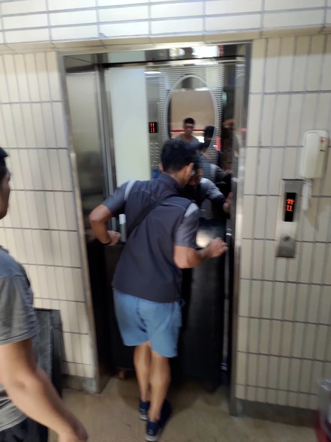 搬重物【榮福搬家公司】石墩搬運、搬石椅、搬石頭桌、搬洗衣機、搬披薩窯、精搬金庫、搬保險櫃、精搬魚缸、精搬鋼琴、鋼琴搬運、電動醫療床搬運、跨縣市搬家、搬工派遣、搬運、床墊搬運、冰箱搬運、大型家具搬運、搬家首選、吊掛搬運、吊家具搬運、特殊重物搬運、專搬重物、新北搬家推薦、搬家公司、基隆搬家、南港搬家、桃園搬家公司、台北搬家公司推薦:大台北搬家,精緻包裝搬運「細膩包裝、專業搬運、用心服務、以客為尊」是榮福搬家公司的宗旨與精神。歡迎立即來電02-2651-2727專人服務。 搬重物【榮福搬家公司】石墩搬運、搬石椅、搬石頭桌、搬洗衣機、搬披薩窯、精搬金庫、搬保險櫃、精搬魚缸、精搬鋼琴、鋼琴搬運、電動醫療床搬運、跨縣市搬家、搬工派遣、搬運、床墊搬運、冰箱搬運、大型家具搬運、搬家首選、吊掛搬運、吊家具搬運、特殊重物搬運、專搬重物、新北搬家推薦、搬家公司、基隆搬家、南港搬家、桃園搬家公司、台北搬家公司推薦:大台北搬家,精緻包裝搬運「細膩包裝、專業搬運、用心服務、以客為尊」是榮福搬家公司的宗旨與精神。歡迎立即來電02-2651-2727專人服務。