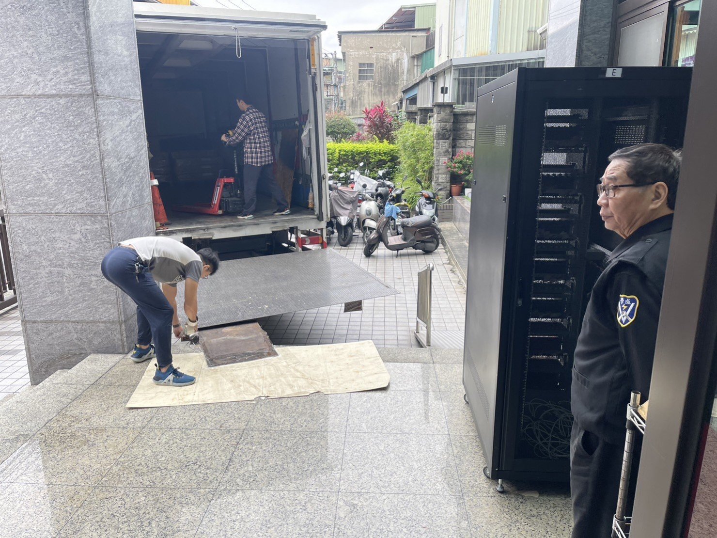 咖啡廠房商用烘豆機搬運、個人工作室烘豆機搬運、搬特殊重物商用烘豆機【榮福搬家】搬特殊重物落地型烘豆機、搬桌上型烘豆機、搬咖啡烘配去石機、搬咖啡烘焙剔石機、搬咖啡豆風選機、搬咖啡豆檢石機、搬咖啡豆選石機、營業用攪拌機搬運、營業用冰箱精緻包裝、營業用烤箱搬遷、麵包切割機、營業用冰箱搬遷、工作檯包裝,工作桌,台北搬家公司推薦:大台北搬家,精緻包裝搬運「細膩包裝、專業搬運、用心服務、以客為尊」是榮福搬家公司的宗旨與精神。歡迎立即來電02-2651-2727專人服務。 咖啡廠房商用烘豆機搬運、個人工作室烘豆機搬運、搬特殊重物商用烘豆機【榮福搬家】搬特殊重物落地型烘豆機、搬桌上型烘豆機、搬咖啡烘配去石機、搬咖啡烘焙剔石機、搬咖啡豆風選機、搬咖啡豆檢石機、搬咖啡豆選石機、營業用攪拌機搬運、營業用冰箱精緻包裝、營業用烤箱搬遷、麵包切割機、營業用冰箱搬遷、工作檯包裝,工作桌,台北搬家公司推薦:大台北搬家,精緻包裝搬運「細膩包裝、專業搬運、用心服務、以客為尊」是榮福搬家公司的宗旨與精神。歡迎立即來電02-2651-2727專人服務。