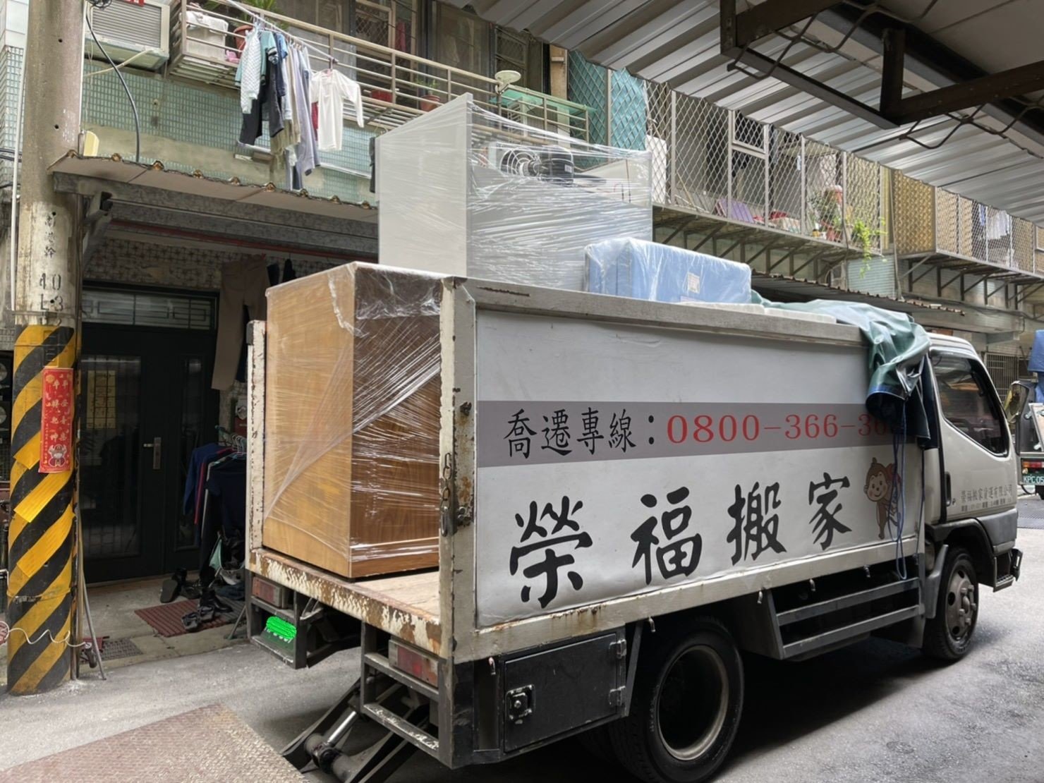 搬家公司推薦、新北搬家推薦、搬家首選【榮福搬家公司】南港搬家、桃園搬家公司推薦、台北搬家公司推薦、搬運大型家具、冰箱搬運、基隆搬家、大型家電搬運、床墊搬運、搬營業用冰箱、家庭搬家、鋼琴搬運、搬工、搬運、搬家紙箱、跨縣市搬家、搬家車、搬家估價,針對顧客都秉持以用心實在專業搬家技巧,搬家實在用心值得您的信賴與選擇。歡迎來電咨詢02-2651-2727,榮福搬家有專員立即為您服務。系統式家具拆裝找專業的榮福搬家就對了。 搬家公司推薦、新北搬家推薦、搬家首選【榮福搬家公司】南港搬家、桃園搬家公司推薦、台北搬家公司推薦、搬運大型家具、冰箱搬運、基隆搬家、大型家電搬運、床墊搬運、搬營業用冰箱、家庭搬家、鋼琴搬運、搬工、搬運、搬家紙箱、跨縣市搬家、搬家車、搬家估價,針對顧客都秉持以用心實在專業搬家技巧,搬家實在用心值得您的信賴與選擇。歡迎來電咨詢02-2651-2727,榮福搬家有專員立即為您服務。系統式家具拆裝找專業的榮福搬家就對了。