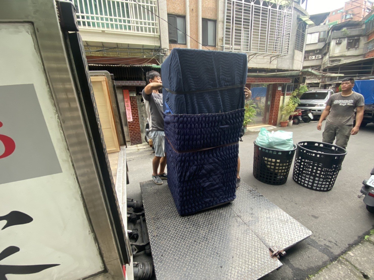 精搬冰箱【榮福搬家公司】搬冰箱、搬家首選、搬家公司推薦:優質搬家,包裝搬運「細膩包裝、專業搬運、用心服務、以客為尊」是榮福搬家公司的宗旨與精神。歡迎立即來電02-2651-2727專人服務。系統式家具拆裝找專業的榮福搬家就對了。 精搬冰箱【榮福搬家公司】搬冰箱、搬家首選、搬家公司推薦:優質搬家,包裝搬運「細膩包裝、專業搬運、用心服務、以客為尊」是榮福搬家公司的宗旨與精神。歡迎立即來電02-2651-2727專人服務。系統式家具拆裝找專業的榮福搬家就對了。