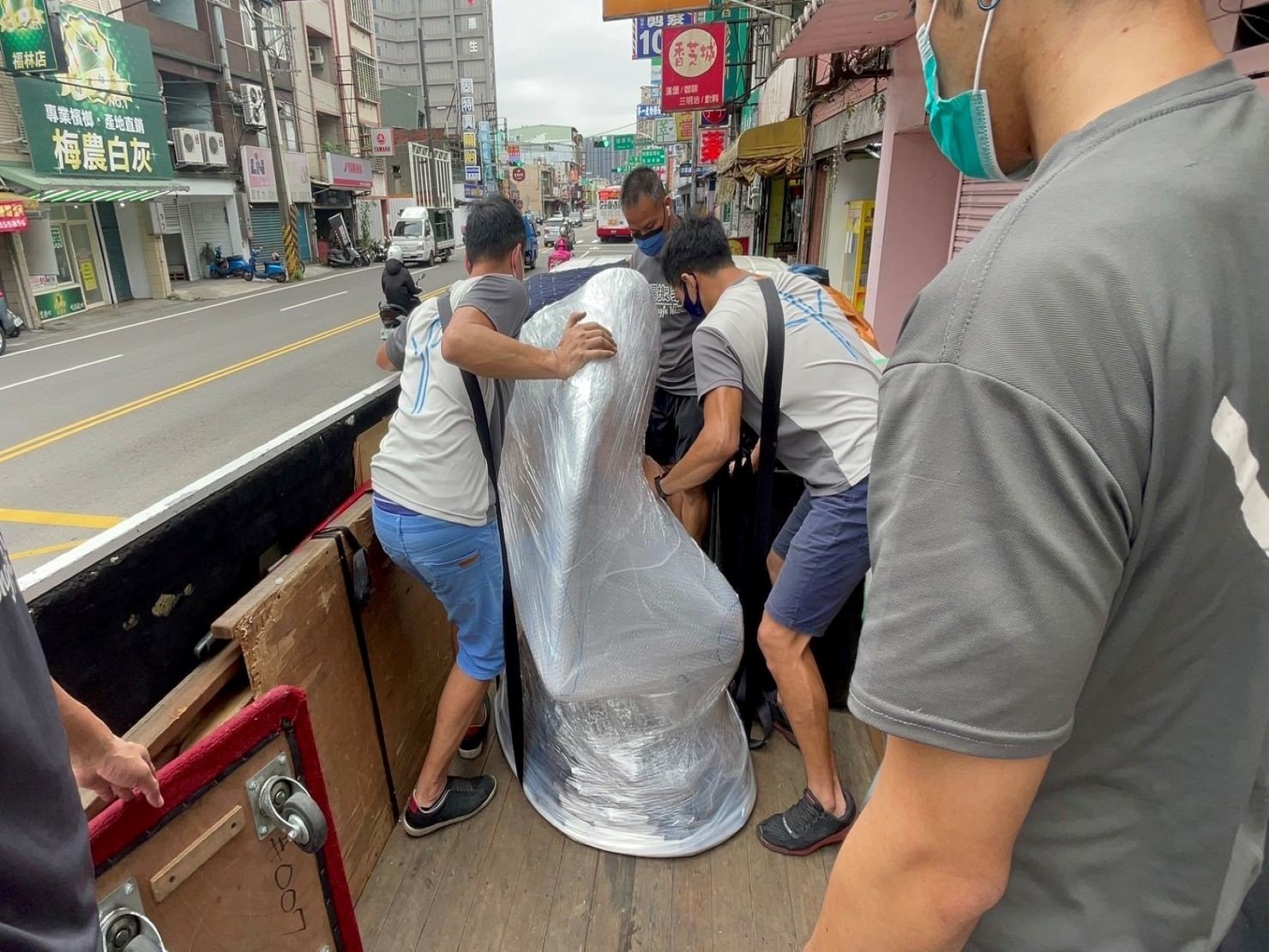 搬家首選【榮福搬家公司】四面佛像搬家|四面佛精緻包裝|泰國財神搬家|泰國財神精緻包裝|泰國四面佛搬運|石雕佛像精緻包裝|玉雕神像精緻包裝|木雕神像精緻包裝|特殊重物神像搬運|廟宇喬遷搬運|神社喬遷搬運|神尊搬運|喬遷搬家首選|特殊重物神像搬運|特殊重物佛像搬運、用心防護、精緻包裝、搬重物技巧、新北搬家公司推薦、搬家車、搬家公司、基隆搬家、南港搬家、桃園搬家公司推薦、台北搬家公司推薦:大台北搬家,精緻包裝搬運「細膩包裝、專業搬運、用心服務、以客為尊」是榮福搬家公司的宗旨與精神。歡迎立即來電02-2651-2727專人服務。 搬家首選【榮福搬家公司】四面佛像搬家|四面佛精緻包裝|泰國財神搬家|泰國財神精緻包裝|泰國四面佛搬運|石雕佛像精緻包裝|玉雕神像精緻包裝|木雕神像精緻包裝|特殊重物神像搬運|廟宇喬遷搬運|神社喬遷搬運|神尊搬運|喬遷搬家首選|特殊重物神像搬運|特殊重物佛像搬運、用心防護、精緻包裝、搬重物技巧、新北搬家公司推薦、搬家車、搬家公司、基隆搬家、南港搬家、桃園搬家公司推薦、台北搬家公司推薦:大台北搬家,精緻包裝搬運「細膩包裝、專業搬運、用心服務、以客為尊」是榮福搬家公司的宗旨與精神。歡迎立即來電02-2651-2727專人服務。