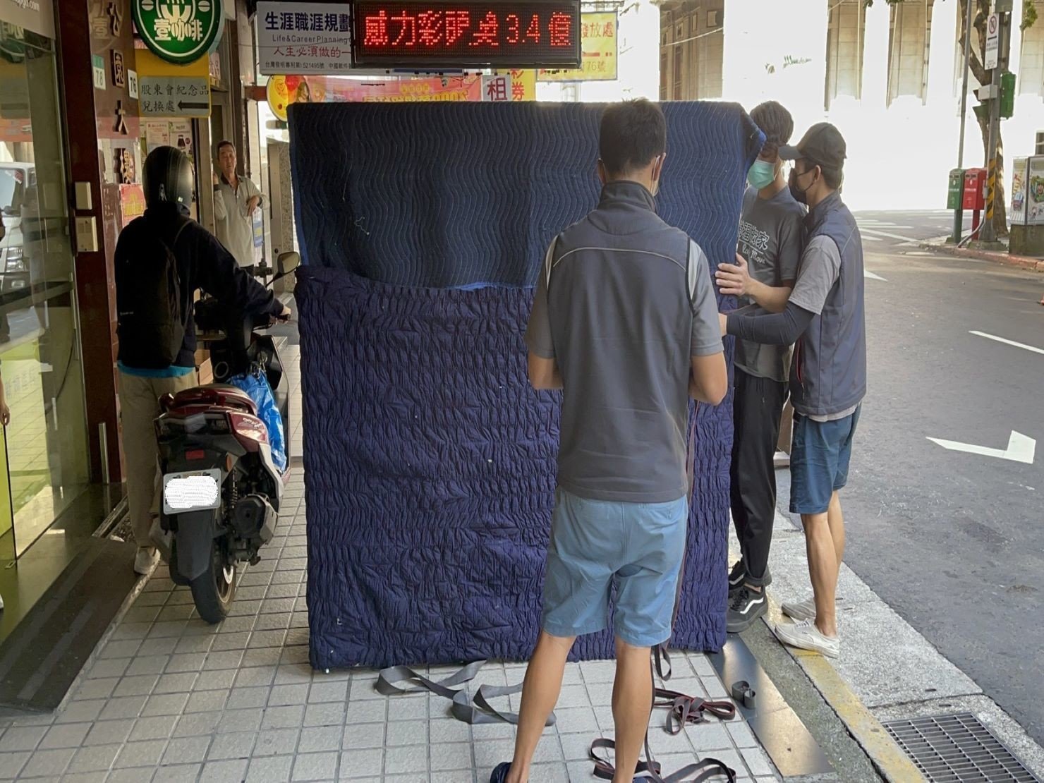 搬重物、重物搬運【榮福搬家公司】石墩搬運、搬石椅、搬石頭桌、搬洗衣機、搬披薩窯、精搬金庫、搬保險櫃、精搬魚缸、精搬鋼琴、跨縣搬家、搬工派遣、搬運、床墊搬運、冰箱搬運、搬營業用冰箱、鋼琴搬運、超低溫冷凍櫃搬運、滾筒洗衣機搬運、搬醫療床、搬電動床、搬家具、搬家首選、吊掛搬運、吊家具搬運、特殊重物搬運、專搬重物、重物搬運器、單一重物搬運、新北搬家推薦、搬家公司、基隆搬家、南港搬家、桃園搬家公司、台北搬家公司推薦:大台北搬家,精緻包裝搬運「細膩包裝、專業搬運、用心服務、以客為尊」是榮福搬家公司的宗旨與精神。歡迎立即來電02-2651-2727專人服務。 搬重物、重物搬運【榮福搬家公司】石墩搬運、搬石椅、搬石頭桌、搬洗衣機、搬披薩窯、精搬金庫、搬保險櫃、精搬魚缸、精搬鋼琴、跨縣搬家、搬工派遣、搬運、床墊搬運、冰箱搬運、搬營業用冰箱、鋼琴搬運、超低溫冷凍櫃搬運、滾筒洗衣機搬運、搬醫療床、搬電動床、搬家具、搬家首選、吊掛搬運、吊家具搬運、特殊重物搬運、專搬重物、重物搬運器、單一重物搬運、新北搬家推薦、搬家公司、基隆搬家、南港搬家、桃園搬家公司、台北搬家公司推薦:大台北搬家,精緻包裝搬運「細膩包裝、專業搬運、用心服務、以客為尊」是榮福搬家公司的宗旨與精神。歡迎立即來電02-2651-2727專人服務。