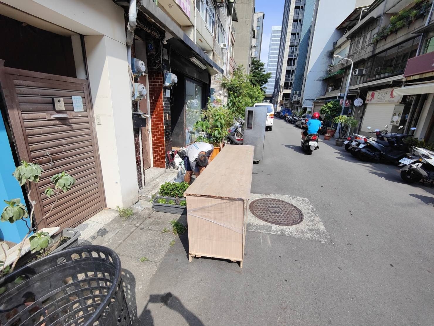 【榮福搬家】營業用冰箱吊掛、營業用烤箱搬運、中島工作檯櫃吊掛、工作搬遷,工作桌、長桌吧檯,台北搬家公司推薦:大台北搬家,精緻包裝搬運「細膩包裝、專業搬運、用心服務、以客為尊」搬家首選、吊掛搬運、吊家具搬運、台北搬家公司推薦:大台北搬家,精緻包裝搬運「細膩包裝、專業搬運、用心服務、以客為尊」是榮福搬家公司的宗旨與精神。歡迎立即來電02-2651-2727專人服務。 【榮福搬家】營業用冰箱吊掛、營業用烤箱搬運、中島工作檯櫃吊掛、工作搬遷,工作桌、長桌吧檯,台北搬家公司推薦:大台北搬家,精緻包裝搬運「細膩包裝、專業搬運、用心服務、以客為尊」搬家首選、吊掛搬運、吊家具搬運、台北搬家公司推薦:大台北搬家,精緻包裝搬運「細膩包裝、專業搬運、用心服務、以客為尊」是榮福搬家公司的宗旨與精神。歡迎立即來電02-2651-2727專人服務。