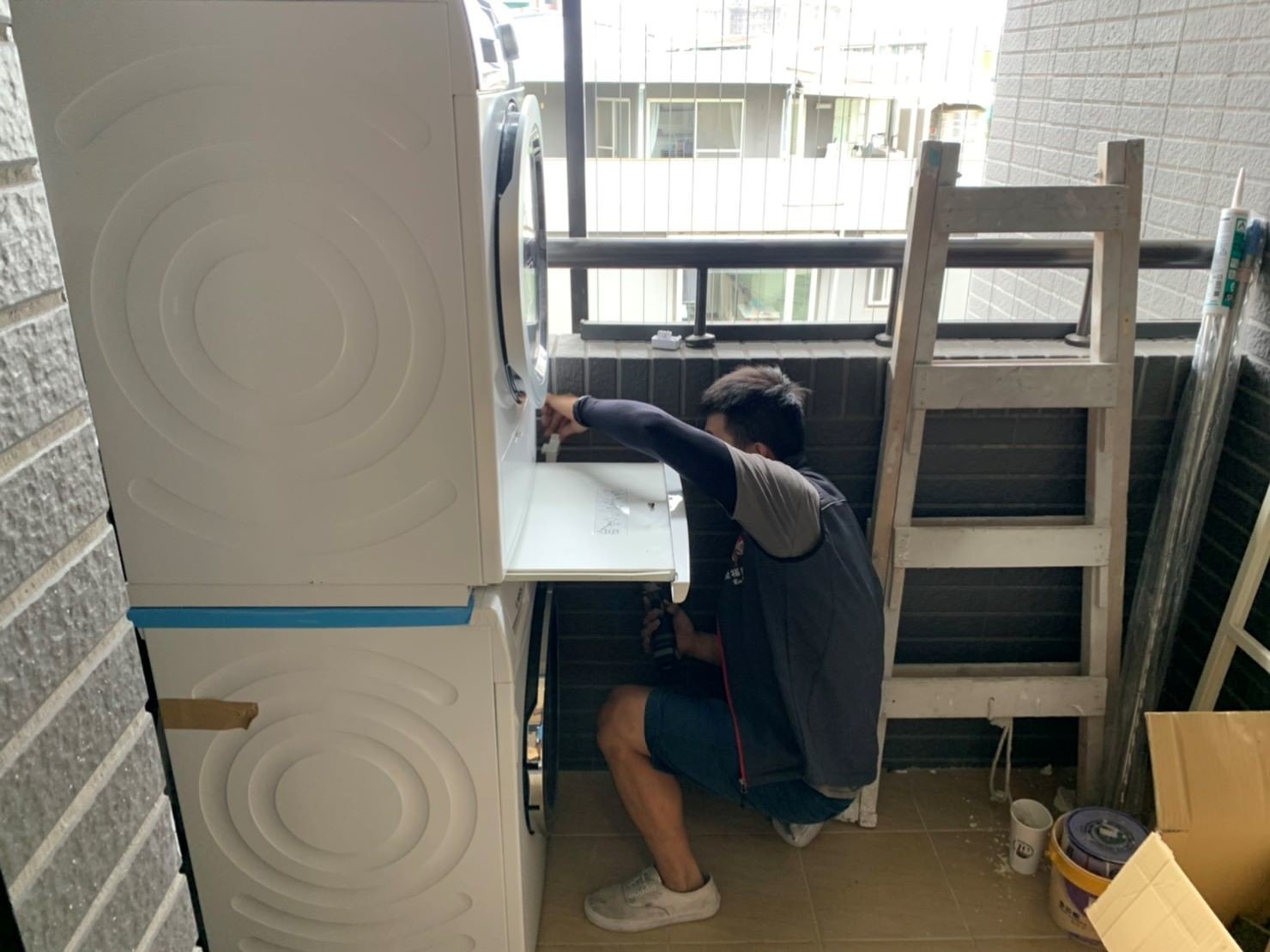 台北搬家公司推薦【榮福搬家】優質搬家,包裝搬運「細膩包裝、專業搬運、用心服務、以客為尊」值得您來選擇:榮福搬家專業搬運滾筒洗衣機與烘衣機,80幾公斤的家電只需一位榮福搬家師傅就能搬運。 台北搬家公司推薦【榮福搬家】優質搬家,包裝搬運「細膩包裝、專業搬運、用心服務、以客為尊」值得您來選擇:榮福搬家專業搬運滾筒洗衣機與烘衣機,80幾公斤的家電只需一位榮福搬家師傅就能搬運。