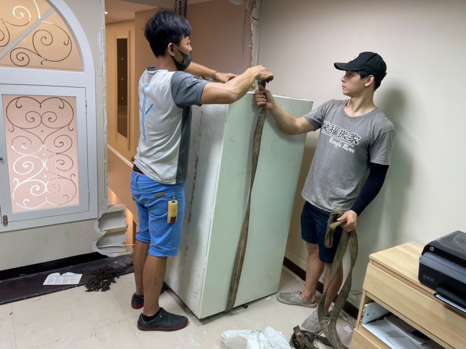 金庫搬運、打壁虎吊掛搬運、搬重物【榮福搬家公司】石墩搬運、搬石椅、搬石頭桌、搬洗衣機、搬披薩窯、精搬金庫、搬保險櫃、精搬魚缸、精搬鋼琴、跨縣市搬家、搬工計時、人力搬運、搬運、搬重物技巧、重物搬運器、搬重物工具、冰箱搬運、搬家具、搬家首選、吊掛搬運、吊家具搬運、吊金庫搬運、特殊重物搬運、單件重物搬運、搬醫療床、專搬重物、企業搬運服務、公司行號搬遷、搬遷、新北搬家公司推薦、搬家公司、基隆搬家、南港搬家、桃園搬家公司推薦、台北搬家公司推薦:大台北搬家,精緻包裝搬運「細膩包裝、專業搬運、用心服務、以客為尊」是榮福搬家公司的宗旨與精神。歡迎立即來電02-2651-2727專人服務。 金庫搬運、打壁虎吊掛搬運、搬重物【榮福搬家公司】石墩搬運、搬石椅、搬石頭桌、搬洗衣機、搬披薩窯、精搬金庫、搬保險櫃、精搬魚缸、精搬鋼琴、跨縣市搬家、搬工計時、人力搬運、搬運、搬重物技巧、重物搬運器、搬重物工具、冰箱搬運、搬家具、搬家首選、吊掛搬運、吊家具搬運、吊金庫搬運、特殊重物搬運、單件重物搬運、搬醫療床、專搬重物、企業搬運服務、公司行號搬遷、搬遷、新北搬家公司推薦、搬家公司、基隆搬家、南港搬家、桃園搬家公司推薦、台北搬家公司推薦:大台北搬家,精緻包裝搬運「細膩包裝、專業搬運、用心服務、以客為尊」是榮福搬家公司的宗旨與精神。歡迎立即來電02-2651-2727專人服務。