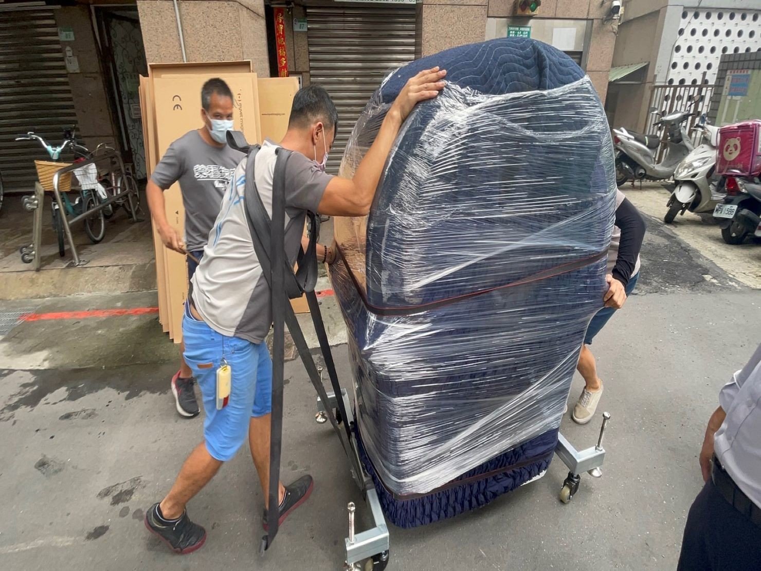 特殊搬運、搬重物【榮福搬家】醫療器材、醫療設備搬運、斷層掃苗儀器搬運、搬單一物件、南港搬家、桃園搬家公司推薦、新北搬家公司推薦、可配合醫院搬運、生技科學儀器搬運、海關箱待拆、醫療儀器專業搬運、廠房遷移、公司行號搬、專搬重物、搬工服務、人力搬運,針對顧客都秉持以用心實在專業搬家技巧,搬家實在用心值得您的信賴與選擇。歡迎來電咨詢02-2651-2727,榮福搬家有專員立即為您服務。 特殊搬運、搬重物【榮福搬家】醫療器材、醫療設備搬運、斷層掃苗儀器搬運、搬單一物件、南港搬家、桃園搬家公司推薦、新北搬家公司推薦、可配合醫院搬運、生技科學儀器搬運、海關箱待拆、醫療儀器專業搬運、廠房遷移、公司行號搬、專搬重物、搬工服務、人力搬運,針對顧客都秉持以用心實在專業搬家技巧,搬家實在用心值得您的信賴與選擇。歡迎來電咨詢02-2651-2727,榮福搬家有專員立即為您服務。