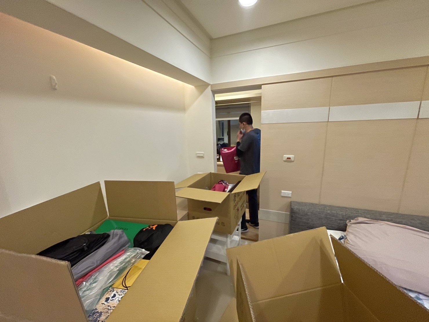 專人打包、搬家公司推薦、新北搬家公司推薦【榮福搬家公司】基隆搬家、南港搬家、桃園搬家公司推薦、懶人搬家,專人包裝,家庭搬家、精緻搬家、精緻包裝、打包裝箱。台北搬家公司推薦:大台北搬家,精緻包裝搬運「細膩包裝、專業搬運、用心服務、以客為尊」是榮福搬家公司的宗旨與精神。歡迎立即來電02-2651-2727專人服務。 專人打包、搬家公司推薦、新北搬家公司推薦【榮福搬家公司】基隆搬家、南港搬家、桃園搬家公司推薦、懶人搬家,專人包裝,家庭搬家、精緻搬家、精緻包裝、打包裝箱。台北搬家公司推薦:大台北搬家,精緻包裝搬運「細膩包裝、專業搬運、用心服務、以客為尊」是榮福搬家公司的宗旨與精神。歡迎立即來電02-2651-2727專人服務。