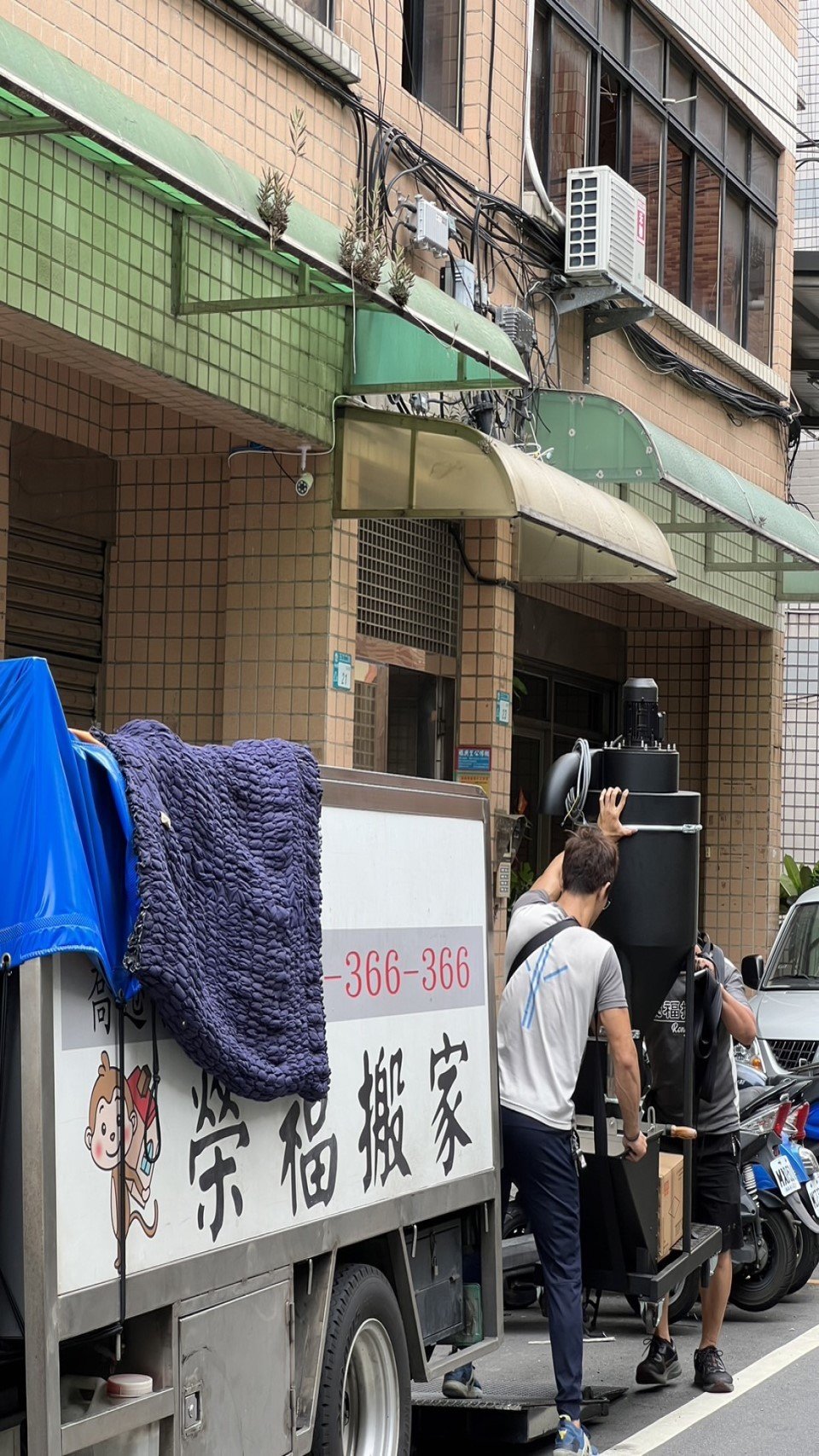 咖啡廠房商用烘豆機搬運、個人工作室烘豆機搬運、搬特殊重物商用烘豆機【榮福搬家】搬特殊重物落地型烘豆機、搬桌上型烘豆機、搬咖啡烘配去石機、搬咖啡烘焙剔石機、搬咖啡豆風選機、搬咖啡豆檢石機、搬咖啡豆選石機、營業用攪拌機搬運、營業用冰箱精緻包裝、營業用烤箱搬遷、麵包切割機、營業用冰箱搬遷、工作檯包裝,工作桌,台北搬家公司推薦:大台北搬家,精緻包裝搬運「細膩包裝、專業搬運、用心服務、以客為尊」是榮福搬家公司的宗旨與精神。歡迎立即來電02-2651-2727專人服務。 咖啡廠房商用烘豆機搬運、個人工作室烘豆機搬運、搬特殊重物商用烘豆機【榮福搬家】搬特殊重物落地型烘豆機、搬桌上型烘豆機、搬咖啡烘配去石機、搬咖啡烘焙剔石機、搬咖啡豆風選機、搬咖啡豆檢石機、搬咖啡豆選石機、營業用攪拌機搬運、營業用冰箱精緻包裝、營業用烤箱搬遷、麵包切割機、營業用冰箱搬遷、工作檯包裝,工作桌,台北搬家公司推薦:大台北搬家,精緻包裝搬運「細膩包裝、專業搬運、用心服務、以客為尊」是榮福搬家公司的宗旨與精神。歡迎立即來電02-2651-2727專人服務。