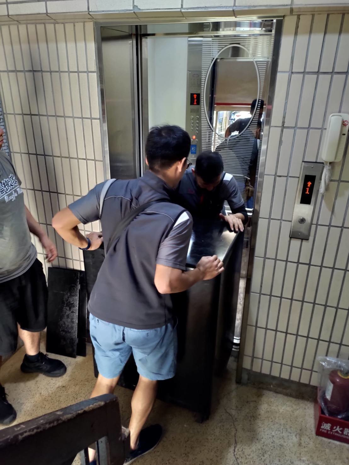 搬重物【榮福搬家公司】石墩搬運、搬石椅、搬石頭桌、搬洗衣機、搬披薩窯、精搬金庫、搬保險櫃、精搬魚缸、精搬鋼琴、鋼琴搬運、電動醫療床搬運、跨縣市搬家、搬工派遣、搬運、床墊搬運、冰箱搬運、大型家具搬運、搬家首選、吊掛搬運、吊家具搬運、特殊重物搬運、專搬重物、新北搬家推薦、搬家公司、基隆搬家、南港搬家、桃園搬家公司、台北搬家公司推薦:大台北搬家,精緻包裝搬運「細膩包裝、專業搬運、用心服務、以客為尊」是榮福搬家公司的宗旨與精神。歡迎立即來電02-2651-2727專人服務。 搬重物【榮福搬家公司】石墩搬運、搬石椅、搬石頭桌、搬洗衣機、搬披薩窯、精搬金庫、搬保險櫃、精搬魚缸、精搬鋼琴、鋼琴搬運、電動醫療床搬運、跨縣市搬家、搬工派遣、搬運、床墊搬運、冰箱搬運、大型家具搬運、搬家首選、吊掛搬運、吊家具搬運、特殊重物搬運、專搬重物、新北搬家推薦、搬家公司、基隆搬家、南港搬家、桃園搬家公司、台北搬家公司推薦:大台北搬家,精緻包裝搬運「細膩包裝、專業搬運、用心服務、以客為尊」是榮福搬家公司的宗旨與精神。歡迎立即來電02-2651-2727專人服務。