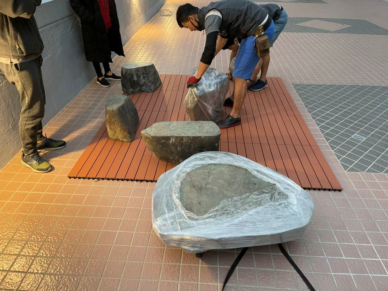 搬重物【榮福搬家公司】石墩搬運、搬石椅、搬石頭桌、搬洗衣機、搬披薩窯、精搬金庫、搬保險櫃、精搬魚缸、精搬鋼琴、跨縣搬家、搬工派遣、搬運、搬床墊、搬冰箱、搬家具、搬家首選、吊掛搬運、吊家具搬運、特殊重物搬運、專搬重物、新北搬家推薦、搬家公司、基隆搬家、南港搬家、桃園搬家公司、台北搬家公司推薦:大台北搬家,精緻包裝搬運「細膩包裝、專業搬運、用心服務、以客為尊」是榮福搬家公司的宗旨與精神。歡迎立即來電02-2651-2727專人服務。 搬重物【榮福搬家公司】石墩搬運、搬石椅、搬石頭桌、搬洗衣機、搬披薩窯、精搬金庫、搬保險櫃、精搬魚缸、精搬鋼琴、跨縣搬家、搬工派遣、搬運、搬床墊、搬冰箱、搬家具、搬家首選、吊掛搬運、吊家具搬運、特殊重物搬運、專搬重物、新北搬家推薦、搬家公司、基隆搬家、南港搬家、桃園搬家公司、台北搬家公司推薦:大台北搬家,精緻包裝搬運「細膩包裝、專業搬運、用心服務、以客為尊」是榮福搬家公司的宗旨與精神。歡迎立即來電02-2651-2727專人服務。