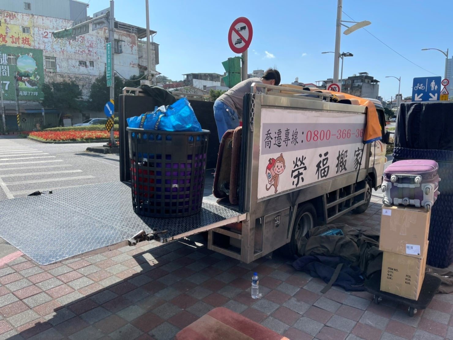 搬家公司推薦、新北搬家推薦【榮福搬家公司】南港搬家、桃園搬家公司推薦、台北搬家公司推薦、大型家具搬運、冰箱搬運、基隆搬家、搬家電、床墊搬運、神明桌搬運、搬公司行號、家庭搬家、搬鋼琴、搬工、搬運、搬家紙箱、跨縣市搬家、搬家車、搬家估價、搬家首選、搬家達人,針對顧客都秉持以用心實在專業搬家技巧,搬家實在用心值得您的信賴與選擇。優質搬家,包裝搬運「細膩包裝、專業搬運、用心服務、以客為尊」是榮福搬家公司的宗旨與精神。歡迎立即來電02-2651-2727專人服務。系統式家具拆裝找專業的榮福搬家就對了。 搬家公司推薦、新北搬家推薦【榮福搬家公司】南港搬家、桃園搬家公司推薦、台北搬家公司推薦、大型家具搬運、冰箱搬運、基隆搬家、搬家電、床墊搬運、神明桌搬運、搬公司行號、家庭搬家、搬鋼琴、搬工、搬運、搬家紙箱、跨縣市搬家、搬家車、搬家估價、搬家首選、搬家達人,針對顧客都秉持以用心實在專業搬家技巧,搬家實在用心值得您的信賴與選擇。優質搬家,包裝搬運「細膩包裝、專業搬運、用心服務、以客為尊」是榮福搬家公司的宗旨與精神。歡迎立即來電02-2651-2727專人服務。系統式家具拆裝找專業的榮福搬家就對了。
