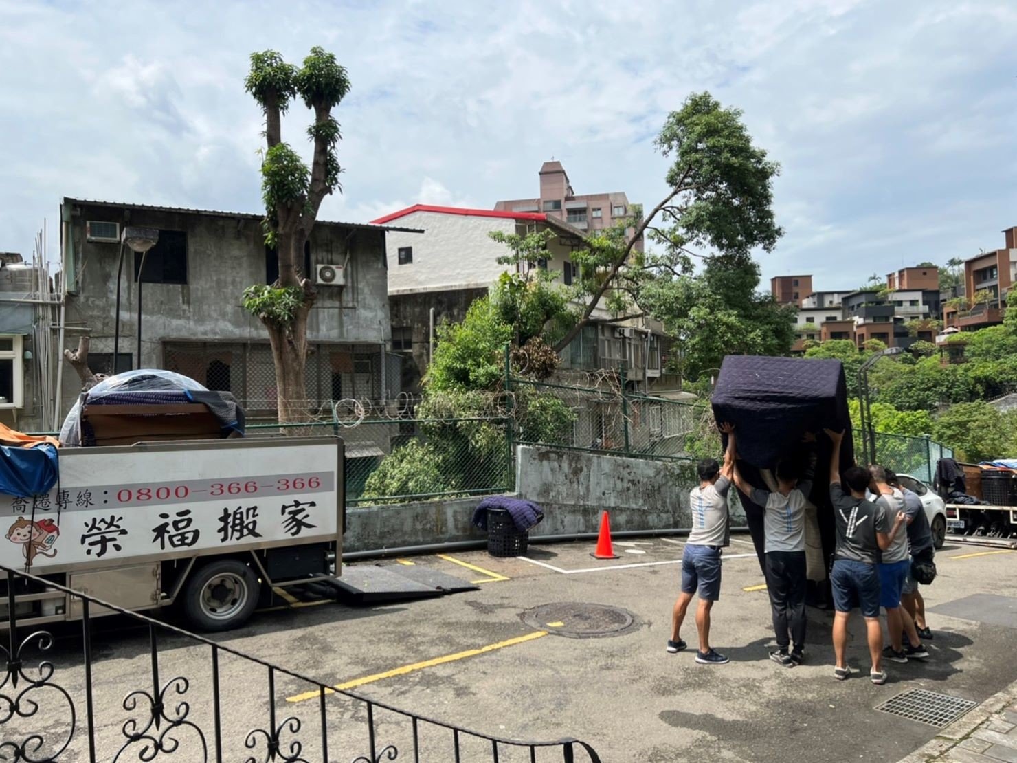 台北搬家吊掛搬運∣南港搬家吊掛搬運∣新北搬家吊掛搬運∣雙北搬家吊掛搬運∣汐止搬家吊掛搬運∣五股搬家吊掛搬運∣中永和搬家吊掛搬運∣板橋搬家吊掛搬運∣桃園搬家吊掛搬運推薦【榮福搬家】屬專業搬家細膩運唯一首選,累積20年各式各樣特殊重物的搬運經驗,專業敏捷快速完成您的各項搬運任務。榮福搬家具備精緻包裝搬運「細膩包裝、專業搬運、用心服務、以客為尊」是榮福搬家公司的宗旨與精神。歡迎立即來電02-2651-2727專人服務。 台北搬家吊掛搬運∣南港搬家吊掛搬運∣新北搬家吊掛搬運∣雙北搬家吊掛搬運∣汐止搬家吊掛搬運∣五股搬家吊掛搬運∣中永和搬家吊掛搬運∣板橋搬家吊掛搬運∣桃園搬家吊掛搬運推薦【榮福搬家】屬專業搬家細膩運唯一首選,累積20年各式各樣特殊重物的搬運經驗,專業敏捷快速完成您的各項搬運任務。榮福搬家具備精緻包裝搬運「細膩包裝、專業搬運、用心服務、以客為尊」是榮福搬家公司的宗旨與精神。歡迎立即來電02-2651-2727專人服務。