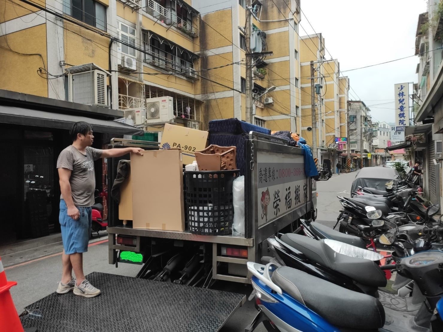 搬重物、專搬鋼琴【榮福搬家公司】搬醫療床、搬電動床、石墩搬運、搬石椅、搬洗衣機、搬披薩窯、精搬金庫、搬保險櫃、精搬魚缸、精搬鋼琴、跨縣市搬家、搬工派遣、搬運、床墊搬運、冰箱搬運、搬家具、大型家具搬運、家電搬運、搬家首選、吊掛搬運、吊家具搬運、特殊重物搬運、專搬重物、新北搬家推薦、搬家公司、基隆搬家、南港搬家、桃園搬家公司、台北搬家公司推薦:大台北搬家,精緻包裝搬運「細膩包裝、專業搬運、用心服務、以客為尊」是榮福搬家公司的宗旨與精神。歡迎立即來電02-2651-2727專人服務。 搬重物、專搬鋼琴【榮福搬家公司】搬醫療床、搬電動床、石墩搬運、搬石椅、搬洗衣機、搬披薩窯、精搬金庫、搬保險櫃、精搬魚缸、精搬鋼琴、跨縣市搬家、搬工派遣、搬運、床墊搬運、冰箱搬運、搬家具、大型家具搬運、家電搬運、搬家首選、吊掛搬運、吊家具搬運、特殊重物搬運、專搬重物、新北搬家推薦、搬家公司、基隆搬家、南港搬家、桃園搬家公司、台北搬家公司推薦:大台北搬家,精緻包裝搬運「細膩包裝、專業搬運、用心服務、以客為尊」是榮福搬家公司的宗旨與精神。歡迎立即來電02-2651-2727專人服務。