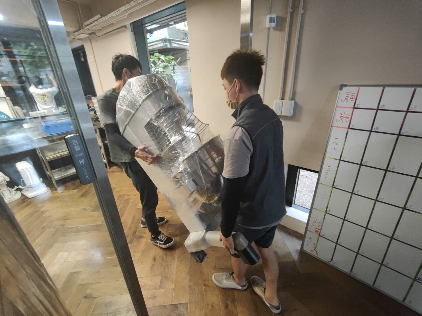 【榮福搬家】烘焙店面搬遷、甜點店面搬遷、麵包店搬遷、店面搬遷暫放倉儲、餐飲設備暫放倉儲、訂製餐桌椅精緻包裝、營業用攪拌機搬運、營業用冰箱精緻包裝、營業用烤箱搬遷、麵包切割機、營業用冰箱搬遷、工作檯包裝,工作桌,台北搬家公司推薦:大台北搬家,精緻包裝搬運「細膩包裝、專業搬運、用心服務、以客為尊」是榮福搬家公司的宗旨與精神。歡迎立即來電02-2651-2727專人服務。 【榮福搬家】烘焙店面搬遷、甜點店面搬遷、麵包店搬遷、店面搬遷暫放倉儲、餐飲設備暫放倉儲、訂製餐桌椅精緻包裝、營業用攪拌機搬運、營業用冰箱精緻包裝、營業用烤箱搬遷、麵包切割機、營業用冰箱搬遷、工作檯包裝,工作桌,台北搬家公司推薦:大台北搬家,精緻包裝搬運「細膩包裝、專業搬運、用心服務、以客為尊」是榮福搬家公司的宗旨與精神。歡迎立即來電02-2651-2727專人服務。