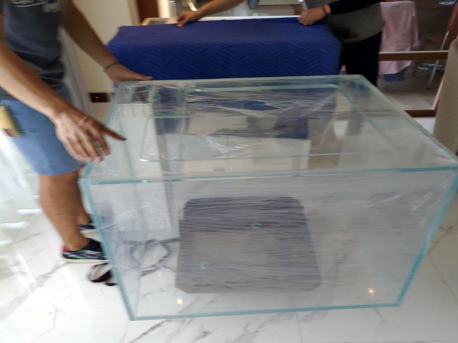 搬魚缸【榮福搬家】搬重物、搬金庫、台北搬家推薦:此為第一層防護包裝,避免玻璃魚缸表面在搬運途中遭受到刮傷 搬魚缸【榮福搬家】搬重物、搬金庫、台北搬家推薦:此為第一層防護包裝,避免玻璃魚缸表面在搬運途中遭受到刮傷