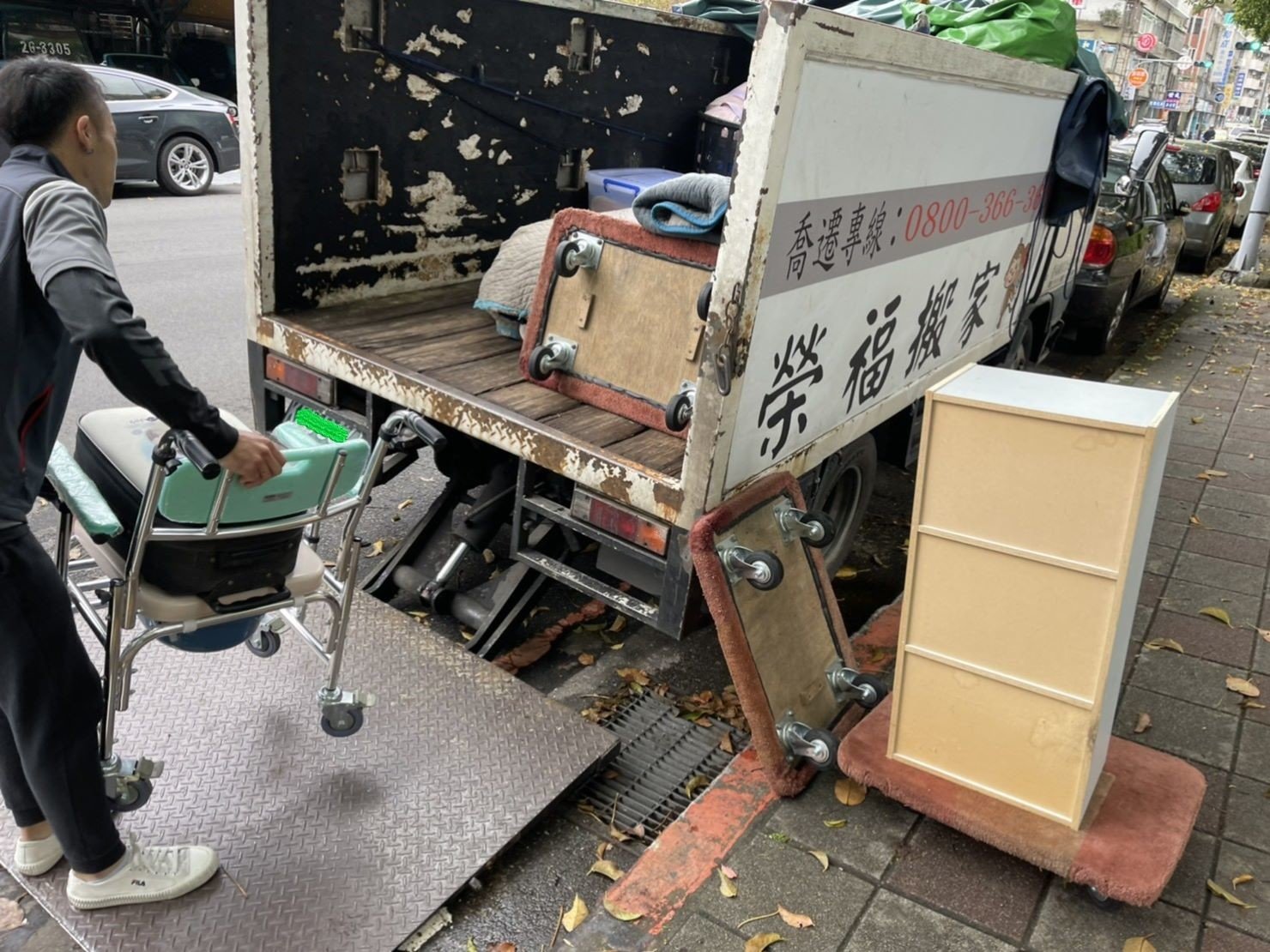 搬家公司推薦、新北搬家推薦【榮福搬家公司】南港搬家、桃園搬家公司推薦、台北搬家公司推薦、單件家具運送、搬醫療床、搬家具、冰箱搬運、基隆搬家、搬大型家電、床墊搬運、搬公司行號、家庭搬家、重物搬運、電動床搬運、搬鋼琴、醫療電動床搬運、搬工計時、搬運、人工搬運、大型家具搬運、家具拆裝、跨縣市搬家、搬家估價,針對顧客都秉持以用心實在專業搬家技巧,搬家實在用心值得您的信賴與選擇。歡迎來電咨詢02-2651-2727,榮福搬家有專員立即為您服務。 搬家公司推薦、新北搬家推薦【榮福搬家公司】南港搬家、桃園搬家公司推薦、台北搬家公司推薦、單件家具運送、搬醫療床、搬家具、冰箱搬運、基隆搬家、搬大型家電、床墊搬運、搬公司行號、家庭搬家、重物搬運、電動床搬運、搬鋼琴、醫療電動床搬運、搬工計時、搬運、人工搬運、大型家具搬運、家具拆裝、跨縣市搬家、搬家估價,針對顧客都秉持以用心實在專業搬家技巧,搬家實在用心值得您的信賴與選擇。歡迎來電咨詢02-2651-2727,榮福搬家有專員立即為您服務。