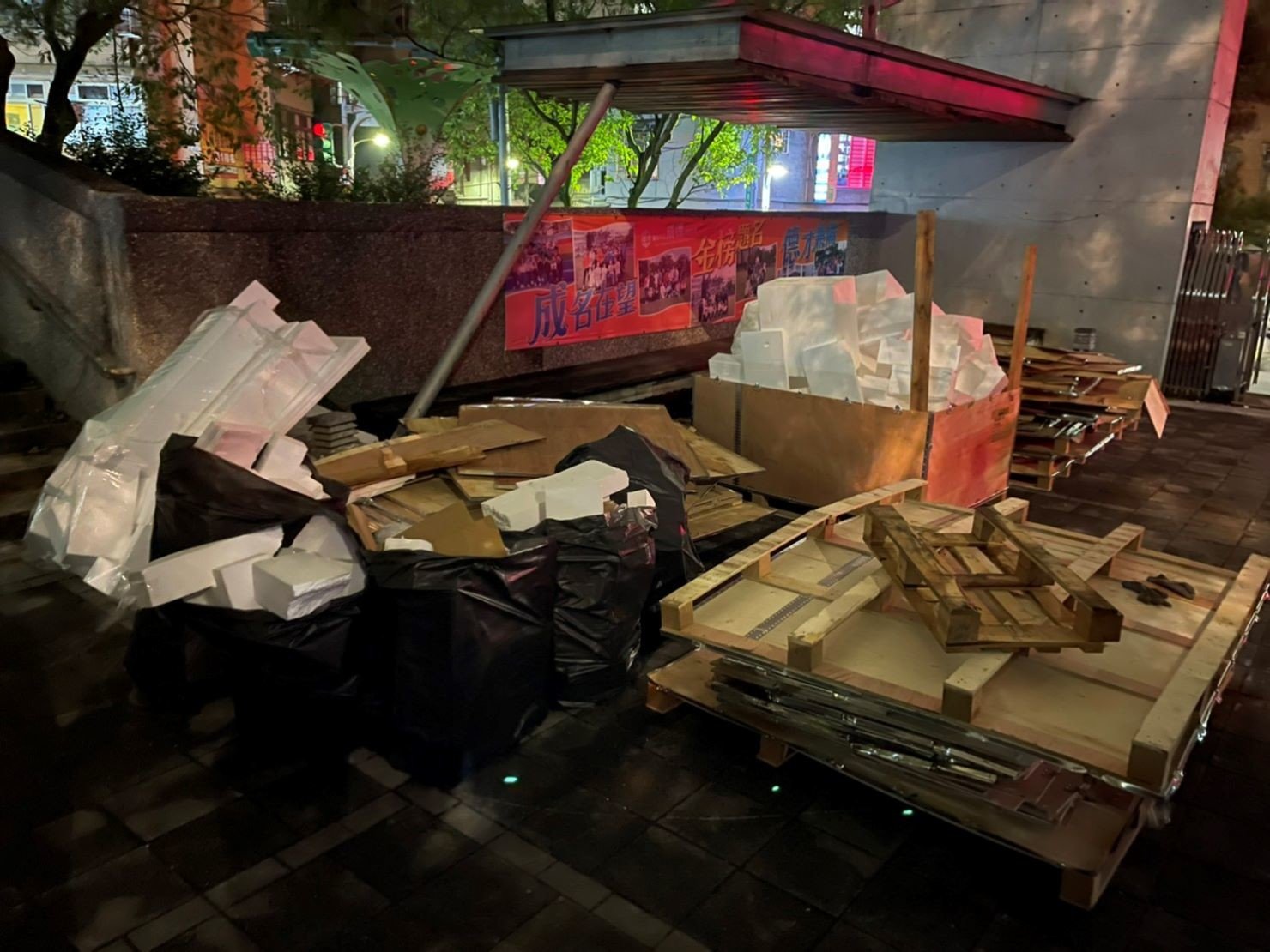 搬家公司推薦、新北搬家推薦【榮福搬家公司】南港搬家、桃園搬家公司推薦、台北搬家公司推薦、廢棄物回收處理清運、搬垃圾處理、廢棄物清運、廢棄物處理、搬運廢棄物、家具垃圾處理、清運、搬家具、冰箱搬運、基隆搬家、搬家電、床墊搬運、搬衣櫃、搬大型家具、搬公司行號、廠房搬遷、家庭搬家、搬鋼琴、搬工、搬運、搬家紙箱,針對顧客都秉持以用心實在專業搬家技巧,搬家實在用心值得您的信賴與選擇。歡迎來電咨詢02-2651-2727,榮福搬家有專員立即為您服務。 搬家公司推薦、新北搬家推薦【榮福搬家公司】南港搬家、桃園搬家公司推薦、台北搬家公司推薦、廢棄物回收處理清運、搬垃圾處理、廢棄物清運、廢棄物處理、搬運廢棄物、家具垃圾處理、清運、搬家具、冰箱搬運、基隆搬家、搬家電、床墊搬運、搬衣櫃、搬大型家具、搬公司行號、廠房搬遷、家庭搬家、搬鋼琴、搬工、搬運、搬家紙箱,針對顧客都秉持以用心實在專業搬家技巧,搬家實在用心值得您的信賴與選擇。歡迎來電咨詢02-2651-2727,榮福搬家有專員立即為您服務。