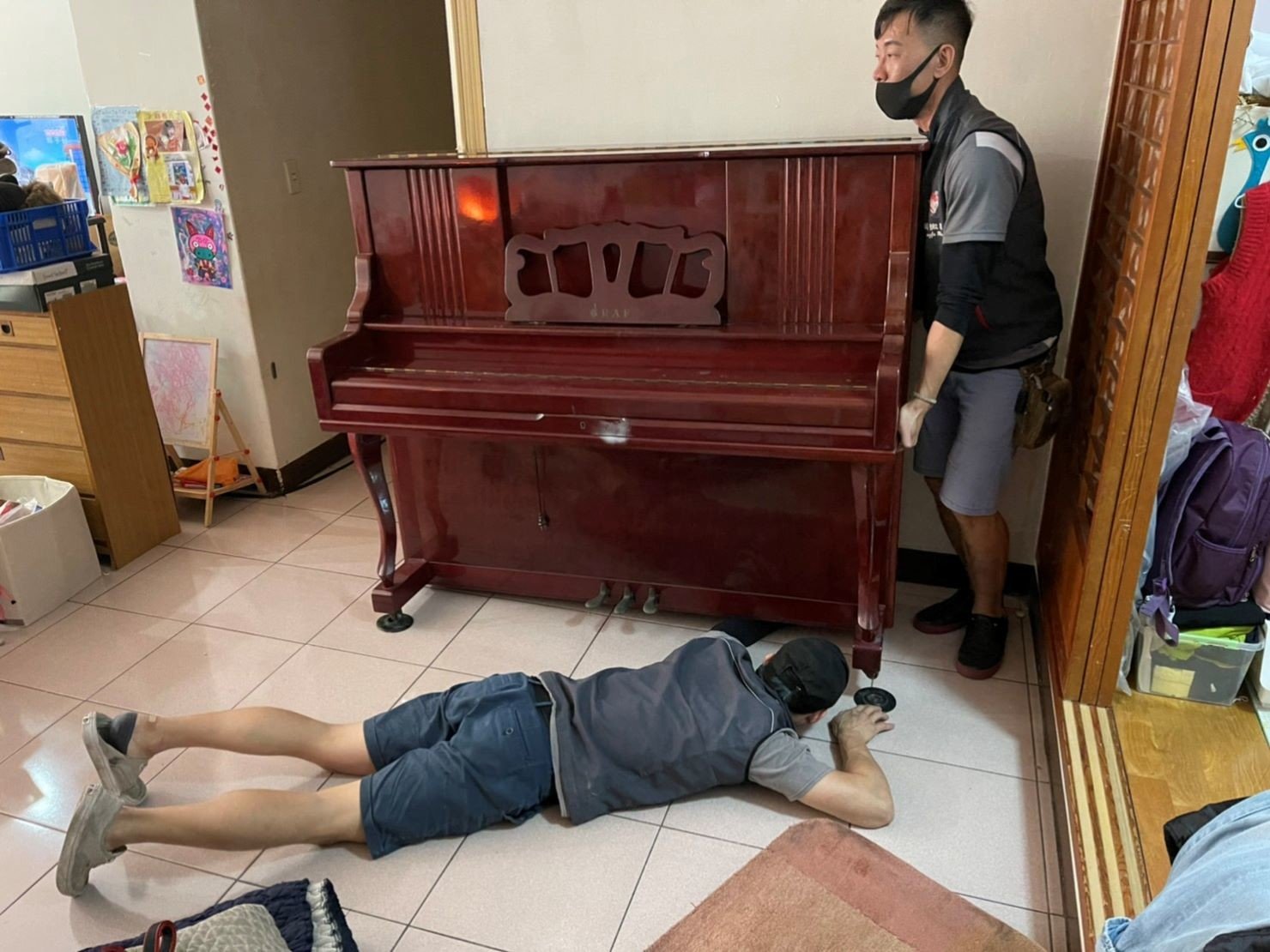 重物搬運【榮福搬家公司】搬鋼琴首選、搬鋼琴達人、搬洗衣機、搬披薩窯、精搬金庫、搬保險櫃、精搬魚缸、精搬鋼琴、跨縣搬家、鋼琴運送、搬運、搬床墊、搬冰箱、大型家具搬運、搬家首選、吊掛搬運、吊家具搬運、特殊重物搬運、專搬重物、新北搬家推薦、搬家公司、基隆搬家、南港搬家、桃園搬家公司、台北搬家公司推薦:大台北搬家,精緻包裝搬運「細膩包裝、專業搬運、用心服務、以客為尊」是榮福搬家公司的宗旨與精神。歡迎立即來電02-2651-2727專人服務。直立式鋼琴細膩的防護措施、專業的搬運,新北搬家公司推薦、鋼琴搬運好評推薦,專搬鋼琴的榮福搬家公司。 重物搬運【榮福搬家公司】搬鋼琴首選、搬鋼琴達人、搬洗衣機、搬披薩窯、精搬金庫、搬保險櫃、精搬魚缸、精搬鋼琴、跨縣搬家、鋼琴運送、搬運、搬床墊、搬冰箱、大型家具搬運、搬家首選、吊掛搬運、吊家具搬運、特殊重物搬運、專搬重物、新北搬家推薦、搬家公司、基隆搬家、南港搬家、桃園搬家公司、台北搬家公司推薦:大台北搬家,精緻包裝搬運「細膩包裝、專業搬運、用心服務、以客為尊」是榮福搬家公司的宗旨與精神。歡迎立即來電02-2651-2727專人服務。直立式鋼琴細膩的防護措施、專業的搬運,新北搬家公司推薦、鋼琴搬運好評推薦,專搬鋼琴的榮福搬家公司。