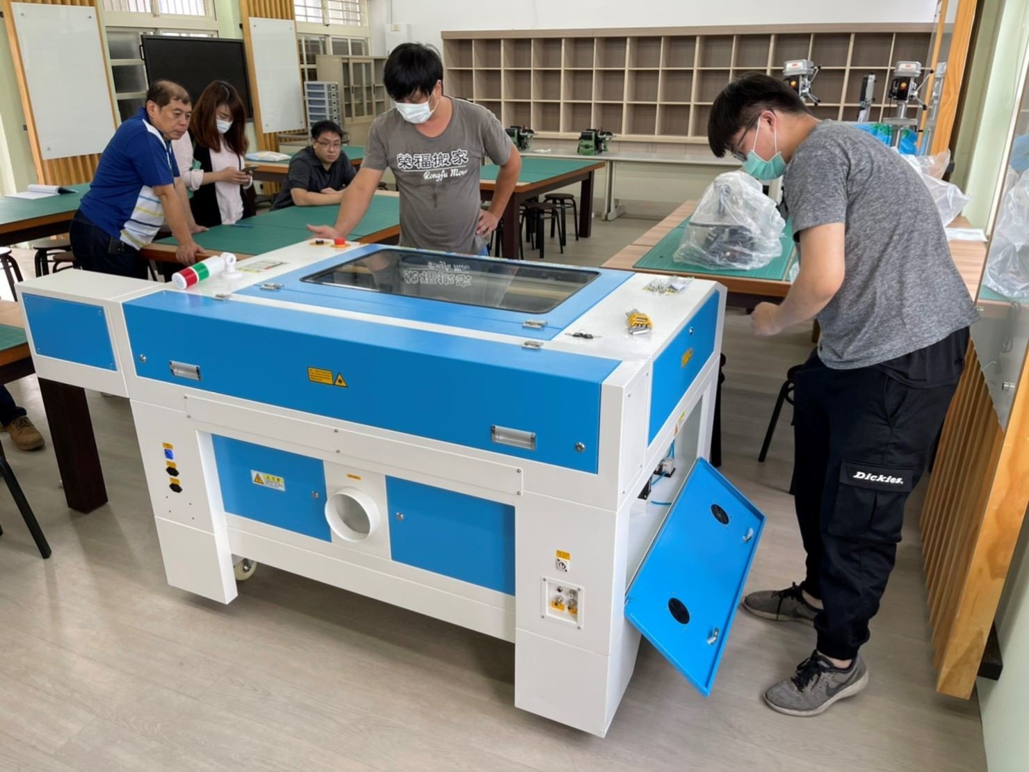搬家推薦【榮福搬家】搬家口碑第一、台北搬家、新北搬家:【特殊重物搬運】搬雷射雕刻切割機-將切割機搬運至指定教室內後,榮福搬家師傅與業主將切割機底座與上層組裝回機台上,榮福搬家師傅擁有各式各樣家具物件組裝的特殊技能、高超的重物搬運技巧,值得信賴。 搬家推薦【榮福搬家】搬家口碑第一、台北搬家、新北搬家:【特殊重物搬運】搬雷射雕刻切割機-將切割機搬運至指定教室內後,榮福搬家師傅與業主將切割機底座與上層組裝回機台上,榮福搬家師傅擁有各式各樣家具物件組裝的特殊技能、高超的重物搬運技巧,值得信賴。