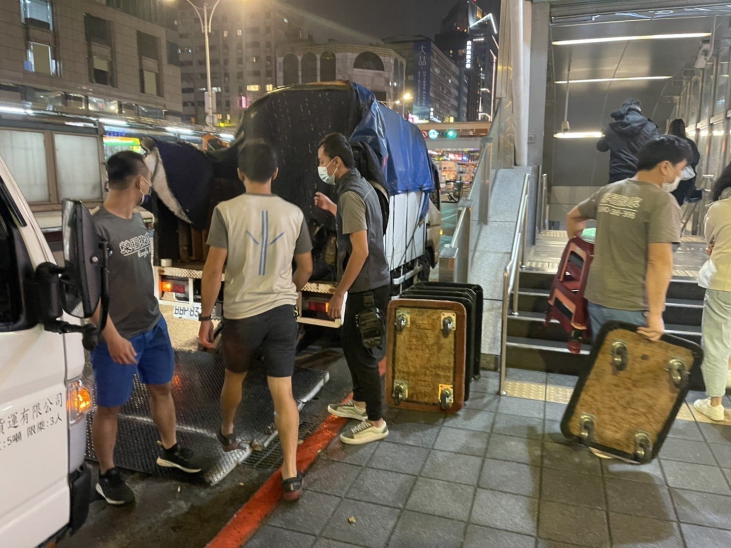 【榮福搬家】百貨烘焙店面搬遷、地下街烘焙店面搬遷、百貨甜點店面搬遷、地下街烘焙店面搬遷、麵包店搬遷、麵包陳列架搬遷、麵包展示架搬遷、店面搬遷、餐飲設備暫放、訂製餐桌椅精緻包裝、營業用攪拌機搬運、營業用冰箱精緻包裝、營業用烤箱搬遷、麵包切割機、營業用冰箱搬遷、工作檯包裝,工作桌,台北搬家公司推薦:大台北搬家,精緻包裝搬運「細膩包裝、專業搬運、用心服務、以客為尊」是榮福搬家公司的宗旨與精神。歡迎立即來電02-2651-2727專人服務。 【榮福搬家】百貨烘焙店面搬遷、地下街烘焙店面搬遷、百貨甜點店面搬遷、地下街烘焙店面搬遷、麵包店搬遷、麵包陳列架搬遷、麵包展示架搬遷、店面搬遷、餐飲設備暫放、訂製餐桌椅精緻包裝、營業用攪拌機搬運、營業用冰箱精緻包裝、營業用烤箱搬遷、麵包切割機、營業用冰箱搬遷、工作檯包裝,工作桌,台北搬家公司推薦:大台北搬家,精緻包裝搬運「細膩包裝、專業搬運、用心服務、以客為尊」是榮福搬家公司的宗旨與精神。歡迎立即來電02-2651-2727專人服務。