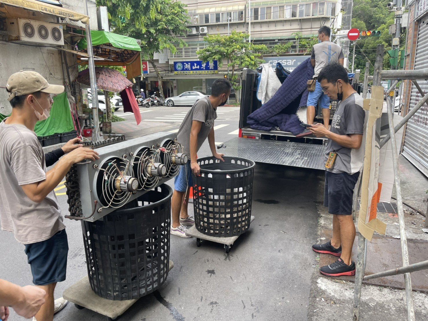 特殊搬運、搬重物【榮福搬家公司】熱炒店展示魚缸、海鮮展示魚缸、海鮮水族魚缸、精搬魚缸、搬魚缸、家庭搬家、跨縣市搬家、搬工計時、人力搬運、搬運、搬床墊、冰箱搬運、搬家具、搬家首選、特殊重物搬運、專搬重物、搬重物技巧、新北搬家公司推薦、搬家車、搬家公司、基隆搬家、南港搬家、桃園搬家公司推薦、台北搬家公司推薦:大台北搬家,精緻包裝搬運「細膩包裝、專業搬運、用心服務、以客為尊」是榮福搬家公司的宗旨與精神。歡迎立即來電02-2651-2727專人服務。 特殊搬運、搬重物【榮福搬家公司】熱炒店展示魚缸、海鮮展示魚缸、海鮮水族魚缸、精搬魚缸、搬魚缸、家庭搬家、跨縣市搬家、搬工計時、人力搬運、搬運、搬床墊、冰箱搬運、搬家具、搬家首選、特殊重物搬運、專搬重物、搬重物技巧、新北搬家公司推薦、搬家車、搬家公司、基隆搬家、南港搬家、桃園搬家公司推薦、台北搬家公司推薦:大台北搬家,精緻包裝搬運「細膩包裝、專業搬運、用心服務、以客為尊」是榮福搬家公司的宗旨與精神。歡迎立即來電02-2651-2727專人服務。