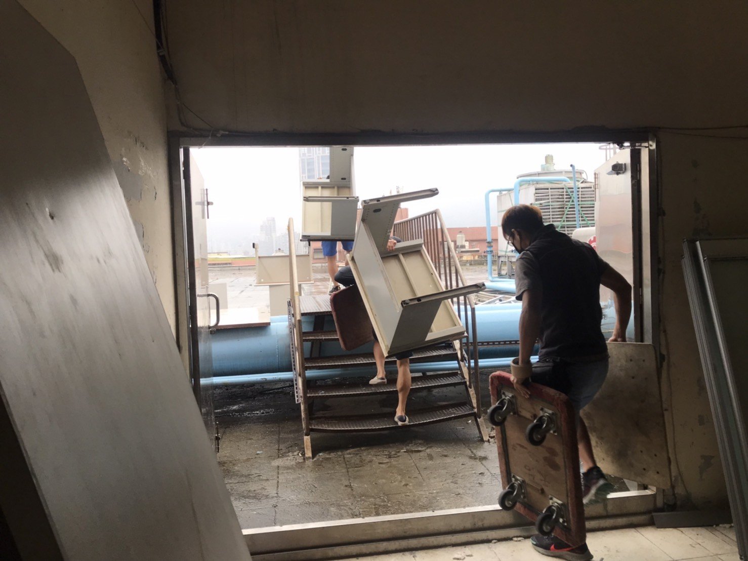 搬家公司推薦、台北辦公室搬遷推薦【榮福搬家公司】 南港辦公室搬遷、桃園辦公室搬遷、新北辦公室搬遷、基隆辦公室搬遷、辦公室同棟不同樓搬工、桃園同棟不同樓搬工、新北同棟不同樓搬工、內湖同棟不同樓搬工、台北同棟不同區塊工搬、新北同棟不同區塊工搬、內湖同棟不同區塊工搬、桃園同棟不同區塊工搬、保險箱、金庫搬運、搬活動櫃、搬公文櫃、搬保密櫃、搬辦公桌、旋轉椅、辦公椅、搬資料櫃、辦公室遷移、搬會客桌、碎紙機、印表機、搬玻璃櫥櫃、會議桌搬運、OA屏風拆裝搬遷、事務機搬運、搬電腦設備、公司行號搬遷、政府機關搬遷、學校單位搬遷、精緻包裝、搬家紙箱、搬鐵櫃、搬保密文件、保密文件銷毀、搬工計時、搬工服務、人力搬運,針對顧客都秉持以用心實在專業搬家技巧,搬家實在用心值得您的信賴與選擇。歡迎來電咨詢02-2651-2727,榮福搬家有專員立即為您服務。 搬家公司推薦、台北辦公室搬遷推薦【榮福搬家公司】 南港辦公室搬遷、桃園辦公室搬遷、新北辦公室搬遷、基隆辦公室搬遷、辦公室同棟不同樓搬工、桃園同棟不同樓搬工、新北同棟不同樓搬工、內湖同棟不同樓搬工、台北同棟不同區塊工搬、新北同棟不同區塊工搬、內湖同棟不同區塊工搬、桃園同棟不同區塊工搬、保險箱、金庫搬運、搬活動櫃、搬公文櫃、搬保密櫃、搬辦公桌、旋轉椅、辦公椅、搬資料櫃、辦公室遷移、搬會客桌、碎紙機、印表機、搬玻璃櫥櫃、會議桌搬運、OA屏風拆裝搬遷、事務機搬運、搬電腦設備、公司行號搬遷、政府機關搬遷、學校單位搬遷、精緻包裝、搬家紙箱、搬鐵櫃、搬保密文件、保密文件銷毀、搬工計時、搬工服務、人力搬運,針對顧客都秉持以用心實在專業搬家技巧,搬家實在用心值得您的信賴與選擇。歡迎來電咨詢02-2651-2727,榮福搬家有專員立即為您服務。