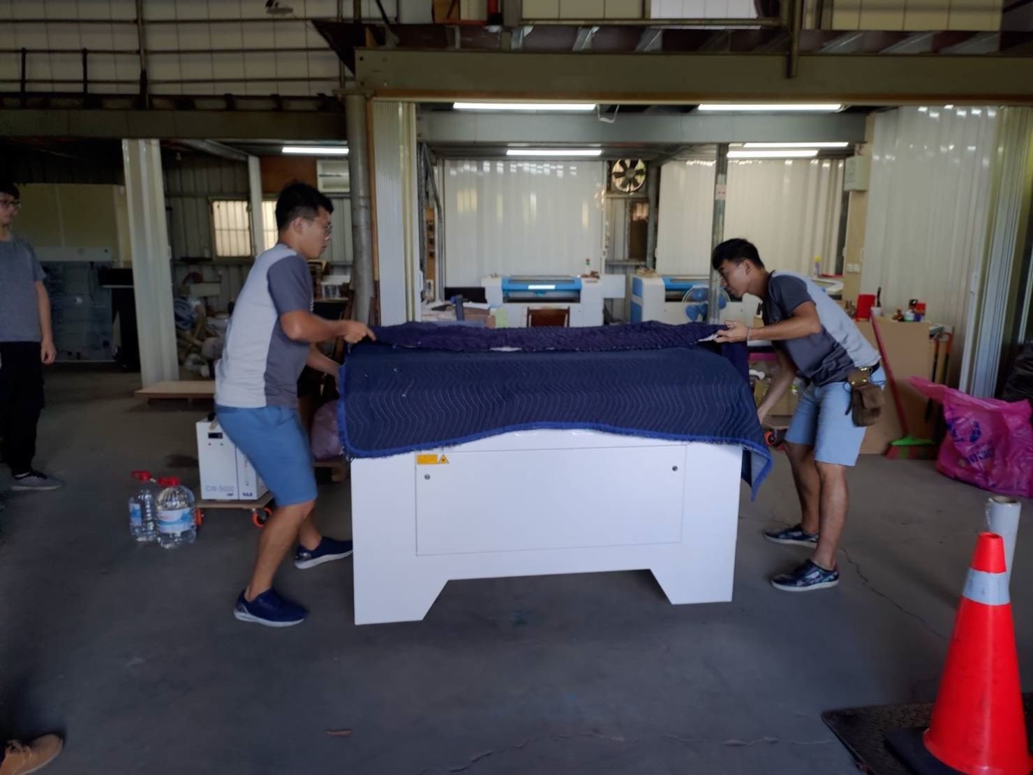 搬家公司推薦【榮福搬家】搬遷好品質值得您的信賴與選擇:【特殊重物搬運】搬雷射雕刻切割機-重達200公斤左右的精密儀器前置作業,做好妥善包裝防護避免搬運時碰種、磨損刮傷。 搬家公司推薦【榮福搬家】搬遷好品質值得您的信賴與選擇:【特殊重物搬運】搬雷射雕刻切割機-重達200公斤左右的精密儀器前置作業,做好妥善包裝防護避免搬運時碰種、磨損刮傷。