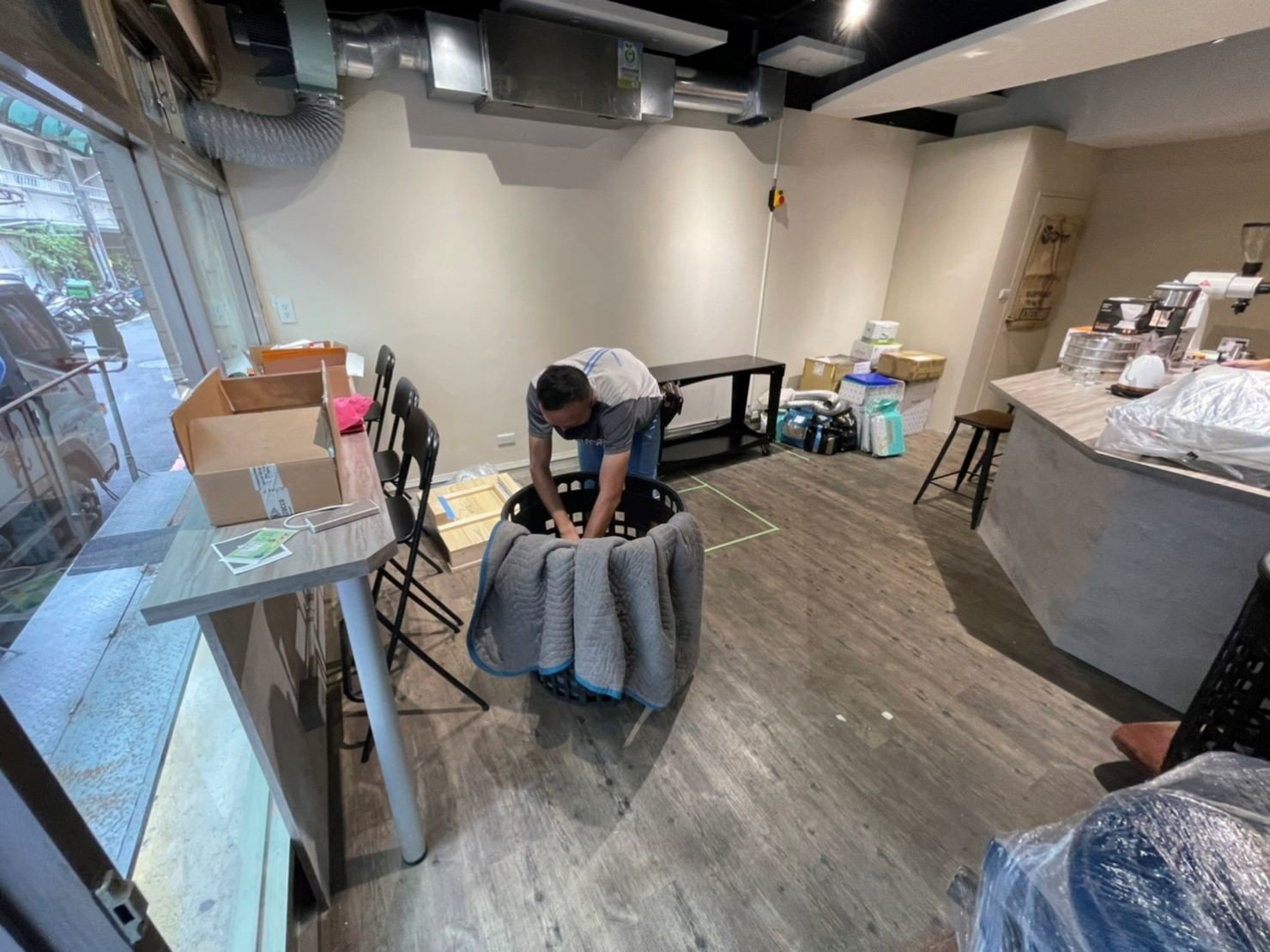只需搬一件家具?搬運單一生財器具、營業用冰箱、【榮福搬家】餐飲集團撤櫃、百貨撤櫃、百貨餐飲撤櫃、撤櫃暫放倉儲、餐飲設備暫放倉儲、三門工作台冰箱、桌上型烘豆機、餐飲工作檯、營業用冰箱精緻包裝、營業用冰箱暫放倉儲、中島展示櫃精緻包裝、工作檯包裝,工作桌、長桌吧檯,台北搬家公司推薦:大台北搬家,精緻包裝搬運「細膩包裝、專業搬運、用心服務、以客為尊」是榮福搬家公司的宗旨與精神。歡迎立即來電02-2651-2727專人服務。 只需搬一件家具?搬運單一生財器具、營業用冰箱、【榮福搬家】餐飲集團撤櫃、百貨撤櫃、百貨餐飲撤櫃、撤櫃暫放倉儲、餐飲設備暫放倉儲、三門工作台冰箱、桌上型烘豆機、餐飲工作檯、營業用冰箱精緻包裝、營業用冰箱暫放倉儲、中島展示櫃精緻包裝、工作檯包裝,工作桌、長桌吧檯,台北搬家公司推薦:大台北搬家,精緻包裝搬運「細膩包裝、專業搬運、用心服務、以客為尊」是榮福搬家公司的宗旨與精神。歡迎立即來電02-2651-2727專人服務。