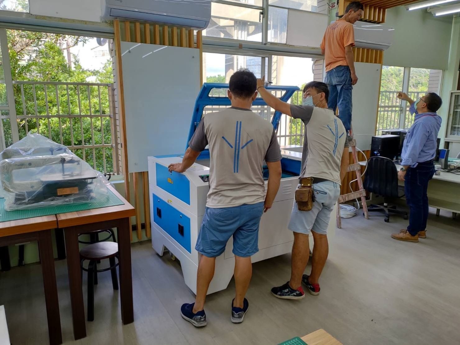 搬家公司推薦【榮福搬家】搬遷好品質值得您的信賴與選擇:【特殊重物搬運】搬雷射雕刻切割機-榮福搬家師傅擁有專業的拆裝技能,切割機定位擺放後再將其上層組裝回機台上,並且檢查組裝是否正確完全。 搬家公司推薦【榮福搬家】搬遷好品質值得您的信賴與選擇:【特殊重物搬運】搬雷射雕刻切割機-榮福搬家師傅擁有專業的拆裝技能,切割機定位擺放後再將其上層組裝回機台上,並且檢查組裝是否正確完全。