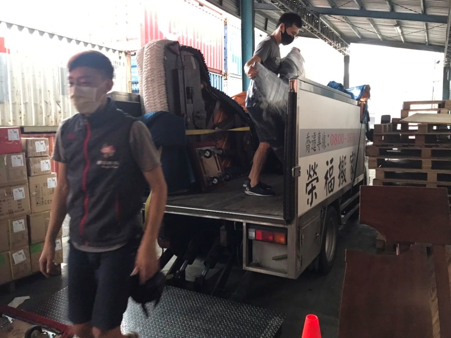 特殊搬運、搬重物【榮福搬家公司】精緻包裝鋼琴、演奏鋼琴、三角鋼琴、鋼琴搬運、音樂廳平台式鋼琴搬運、演奏會平台式鋼琴搬運、飯店平台式鋼琴搬運、跨縣市搬鋼琴、鋼琴室內移動、搬鋼琴首選、鋼琴吊掛搬運、專搬重物、搬重物技巧、新北鋼琴搬運公司推薦、大台北鋼琴搬運公司、桃園鋼琴搬運公司、新竹鋼琴搬運公司、台北搬家公司推薦:大台北搬家,精緻包裝搬運「細膩包裝、專業搬運、用心服務、以客為尊」是榮福搬家公司的宗旨與精神。歡迎立即來電02-2651-2727專人服務。 特殊搬運、搬重物【榮福搬家公司】精緻包裝鋼琴、演奏鋼琴、三角鋼琴、鋼琴搬運、音樂廳平台式鋼琴搬運、演奏會平台式鋼琴搬運、飯店平台式鋼琴搬運、跨縣市搬鋼琴、鋼琴室內移動、搬鋼琴首選、鋼琴吊掛搬運、專搬重物、搬重物技巧、新北鋼琴搬運公司推薦、大台北鋼琴搬運公司、桃園鋼琴搬運公司、新竹鋼琴搬運公司、台北搬家公司推薦:大台北搬家,精緻包裝搬運「細膩包裝、專業搬運、用心服務、以客為尊」是榮福搬家公司的宗旨與精神。歡迎立即來電02-2651-2727專人服務。