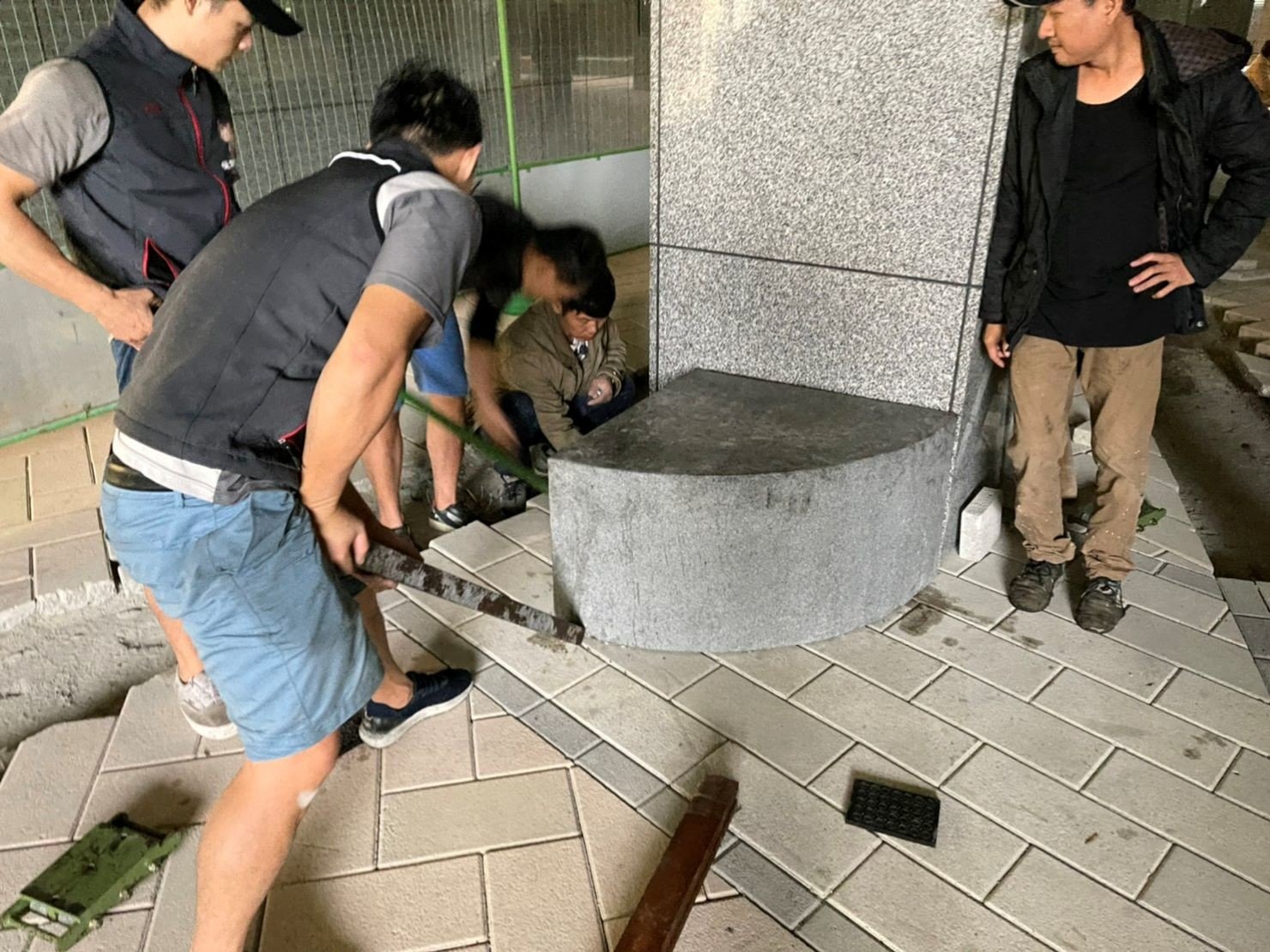 重物搬運/南港搬家【榮福搬家公司】搬機器、搬洗衣機、搬披薩窯、精搬金庫、搬保險櫃、精搬魚缸、跨縣搬家、搬工派遣、搬床墊、搬冰箱、搬家具、搬家首選、吊掛搬運、吊家具搬運、台北搬家公司推薦:大台北搬家、新北搬家推薦,精緻包裝搬運「細膩包裝、專業搬運、用心服務、以客為尊」是榮福搬家公司的宗旨與精神。歡迎立即來電02-2651-2727專人服務。 重物搬運/南港搬家【榮福搬家公司】搬機器、搬洗衣機、搬披薩窯、精搬金庫、搬保險櫃、精搬魚缸、跨縣搬家、搬工派遣、搬床墊、搬冰箱、搬家具、搬家首選、吊掛搬運、吊家具搬運、台北搬家公司推薦:大台北搬家、新北搬家推薦,精緻包裝搬運「細膩包裝、專業搬運、用心服務、以客為尊」是榮福搬家公司的宗旨與精神。歡迎立即來電02-2651-2727專人服務。