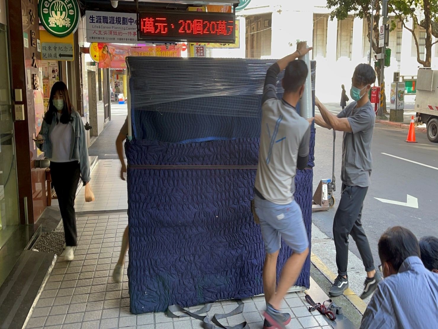 搬重物、重物搬運【榮福搬家公司】石墩搬運、搬石椅、搬石頭桌、搬洗衣機、搬披薩窯、精搬金庫、搬保險櫃、精搬魚缸、精搬鋼琴、跨縣搬家、搬工派遣、搬運、床墊搬運、冰箱搬運、搬營業用冰箱、鋼琴搬運、超低溫冷凍櫃搬運、滾筒洗衣機搬運、搬醫療床、搬電動床、搬家具、搬家首選、吊掛搬運、吊家具搬運、特殊重物搬運、專搬重物、重物搬運器、單一重物搬運、新北搬家推薦、搬家公司、基隆搬家、南港搬家、桃園搬家公司、台北搬家公司推薦:大台北搬家,精緻包裝搬運「細膩包裝、專業搬運、用心服務、以客為尊」是榮福搬家公司的宗旨與精神。歡迎立即來電02-2651-2727專人服務。 搬重物、重物搬運【榮福搬家公司】石墩搬運、搬石椅、搬石頭桌、搬洗衣機、搬披薩窯、精搬金庫、搬保險櫃、精搬魚缸、精搬鋼琴、跨縣搬家、搬工派遣、搬運、床墊搬運、冰箱搬運、搬營業用冰箱、鋼琴搬運、超低溫冷凍櫃搬運、滾筒洗衣機搬運、搬醫療床、搬電動床、搬家具、搬家首選、吊掛搬運、吊家具搬運、特殊重物搬運、專搬重物、重物搬運器、單一重物搬運、新北搬家推薦、搬家公司、基隆搬家、南港搬家、桃園搬家公司、台北搬家公司推薦:大台北搬家,精緻包裝搬運「細膩包裝、專業搬運、用心服務、以客為尊」是榮福搬家公司的宗旨與精神。歡迎立即來電02-2651-2727專人服務。