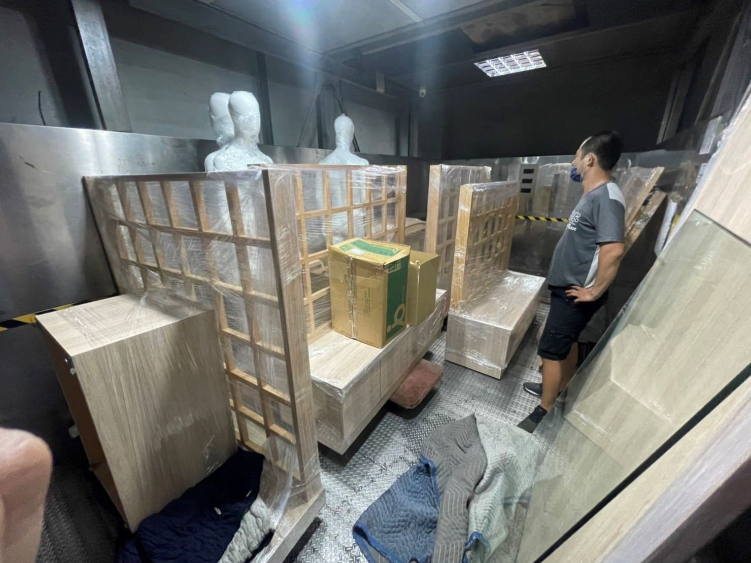 台北百貨倉儲暫放精緻包裝∣南港百貨倉儲暫放精緻包裝∣新北百貨倉儲暫放精緻包裝∣雙北百貨倉儲暫放精緻包裝∣汐止百貨倉儲暫放精緻包裝∣中永和百貨倉儲暫放精緻包裝∣板橋百貨倉儲暫放精緻包裝∣五股百貨倉儲暫放精緻包裝∣基隆百貨倉儲暫放精緻包裝∣桃園百貨倉儲暫放精緻包裝,精緻包裝搬運「細膩包裝、專業搬運、用心服務、以客為尊」是榮福搬家公司的宗旨與精神。歡迎立即來電02-2651-2727專人服務。 台北百貨倉儲暫放精緻包裝∣南港百貨倉儲暫放精緻包裝∣新北百貨倉儲暫放精緻包裝∣雙北百貨倉儲暫放精緻包裝∣汐止百貨倉儲暫放精緻包裝∣中永和百貨倉儲暫放精緻包裝∣板橋百貨倉儲暫放精緻包裝∣五股百貨倉儲暫放精緻包裝∣基隆百貨倉儲暫放精緻包裝∣桃園百貨倉儲暫放精緻包裝,精緻包裝搬運「細膩包裝、專業搬運、用心服務、以客為尊」是榮福搬家公司的宗旨與精神。歡迎立即來電02-2651-2727專人服務。