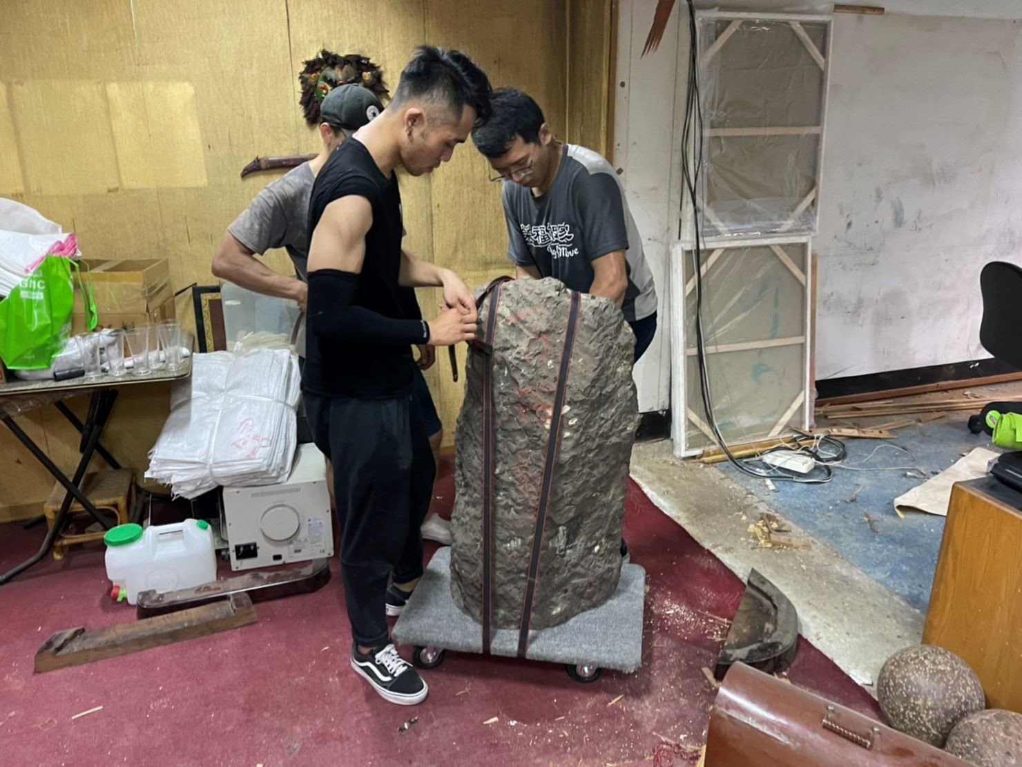 搬工計時、人工搬運、搬水晶洞【榮福搬家公司】特殊重物搬運、專搬重物、人力搬運、搬家首選、口碑第一、精搬金庫、搬保險櫃、精搬魚缸、跨縣市搬家、床墊搬運、搬床組、搬洗衣機、冰箱搬運、搬家具、搬展示木櫃、搬大理石桌、搬大型茶几、石墩搬運、搬置物櫃辦公桌、搬個人活動櫃、石頭搬運、搬神明桌、木製家具搬運、吊掛搬運、吊家具搬運、家庭搬家、辦公室遷移、公司行號搬遷、同棟不同樓層搬運、桃園搬家公司推薦、南港搬家、基隆搬家、新北搬家公司推薦、台北搬家公司推薦:大台北搬家,精緻包裝搬運「細膩包裝、專業搬運、用心服務、以客為尊」是榮福搬家公司的宗旨與精神。歡迎立即來電02-2651-2727專人服務。 搬工計時、人工搬運、搬水晶洞【榮福搬家公司】特殊重物搬運、專搬重物、人力搬運、搬家首選、口碑第一、精搬金庫、搬保險櫃、精搬魚缸、跨縣市搬家、床墊搬運、搬床組、搬洗衣機、冰箱搬運、搬家具、搬展示木櫃、搬大理石桌、搬大型茶几、石墩搬運、搬置物櫃辦公桌、搬個人活動櫃、石頭搬運、搬神明桌、木製家具搬運、吊掛搬運、吊家具搬運、家庭搬家、辦公室遷移、公司行號搬遷、同棟不同樓層搬運、桃園搬家公司推薦、南港搬家、基隆搬家、新北搬家公司推薦、台北搬家公司推薦:大台北搬家,精緻包裝搬運「細膩包裝、專業搬運、用心服務、以客為尊」是榮福搬家公司的宗旨與精神。歡迎立即來電02-2651-2727專人服務。