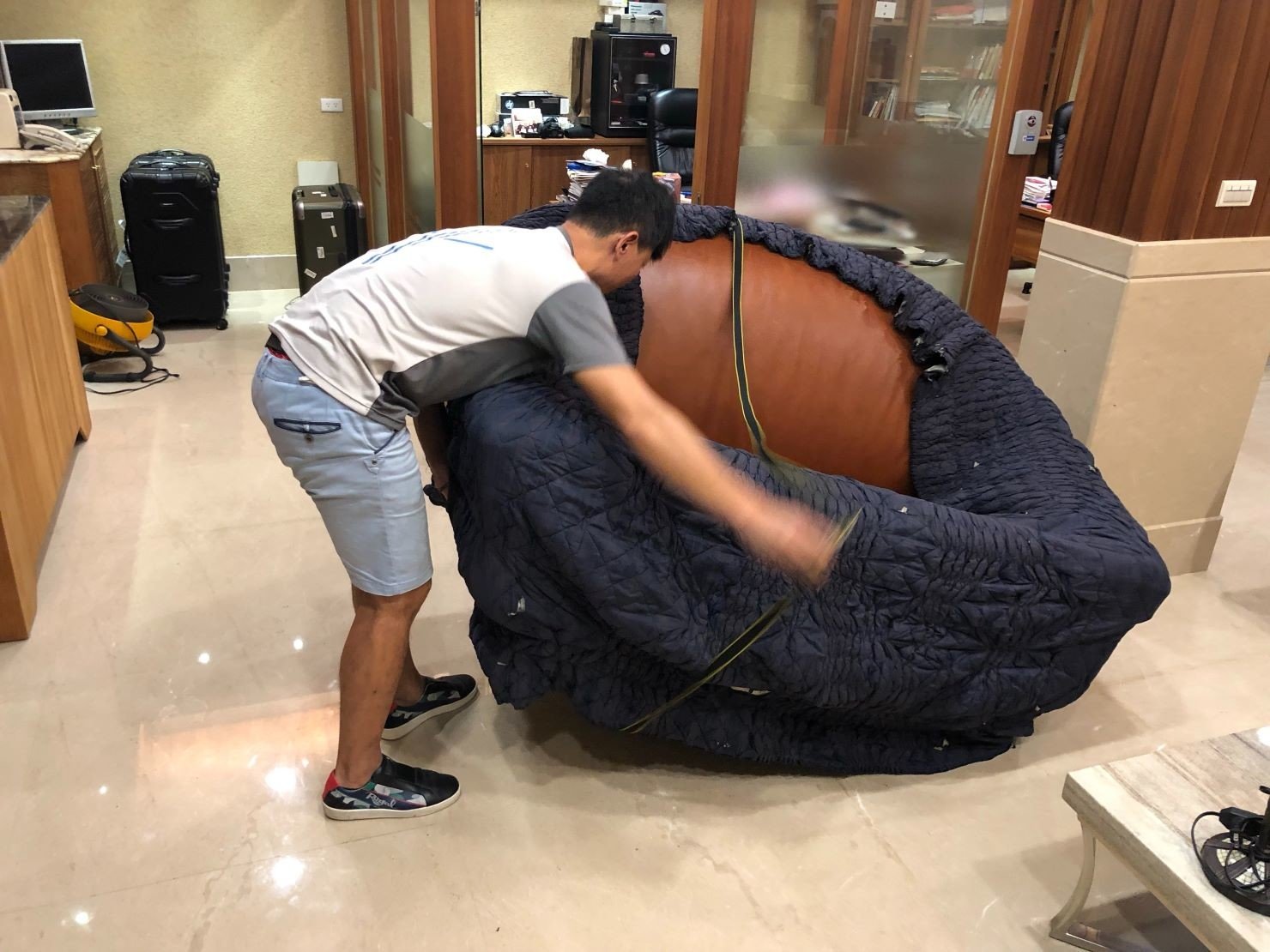 台北搬家公司推薦【榮福搬家】值得您來選擇:雙人皮製沙發以日式布套包覆,再以布繩綑綁 台北搬家公司推薦【榮福搬家】值得您來選擇:雙人皮製沙發以日式布套包覆,再以布繩綑綁